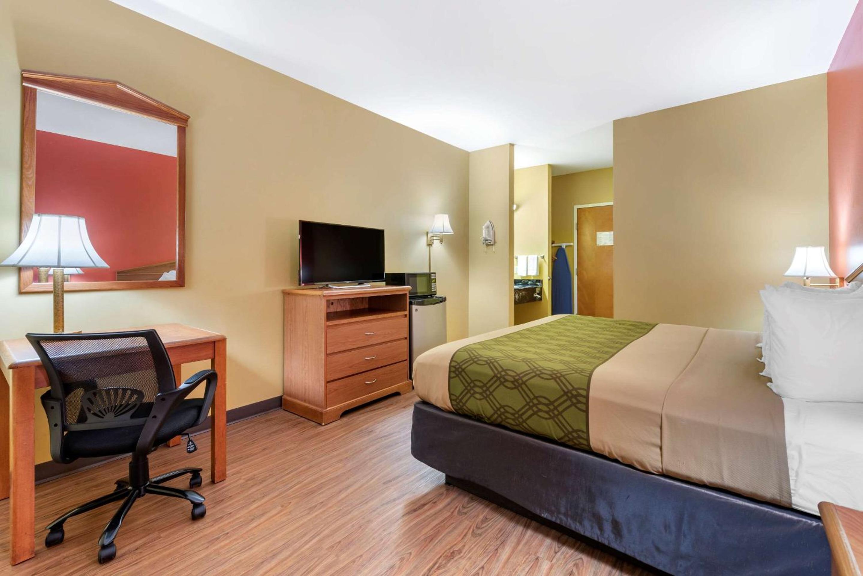 King Room - Non-Smoking - Photo 8