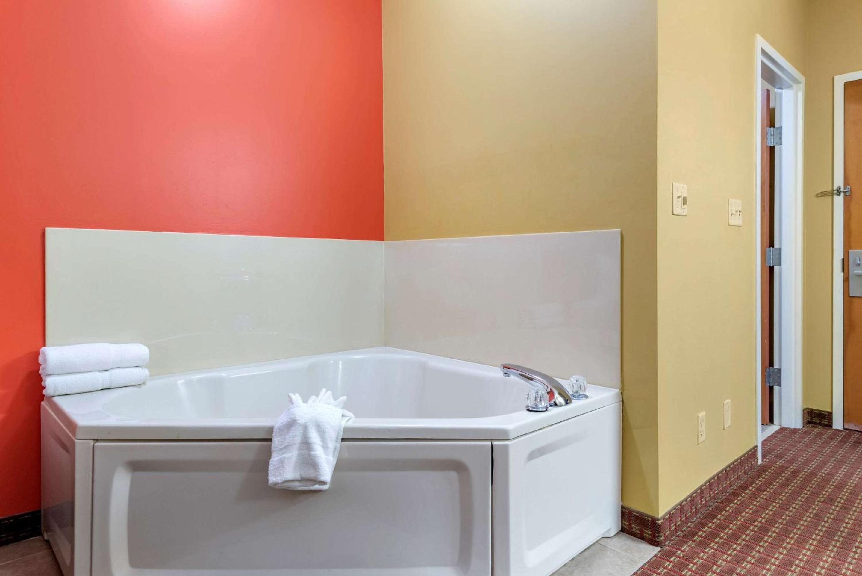 Standard King Room with Spa Bath - Non-Smoking - Photo 6