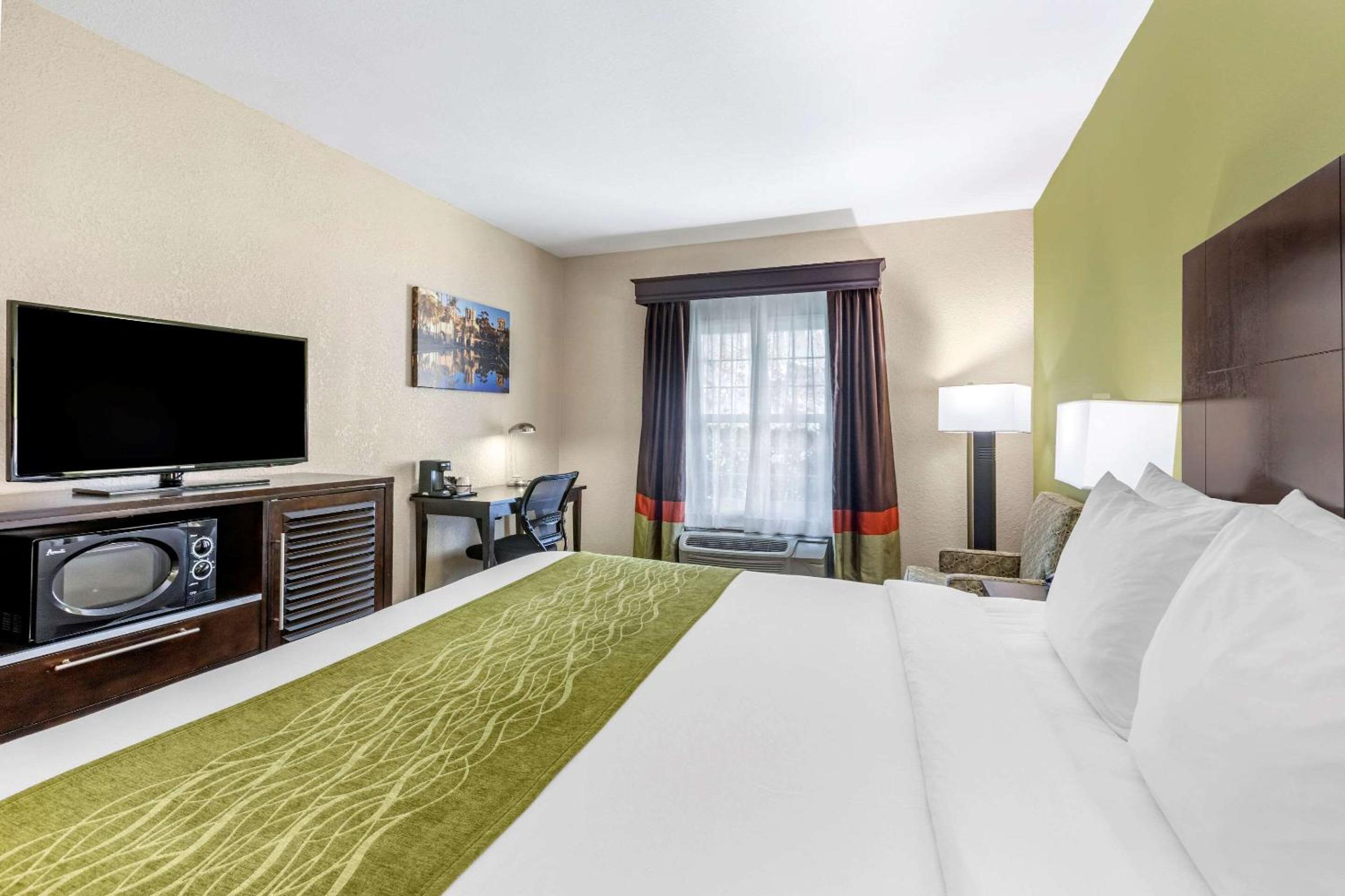 Standard Room, 1 King Bed, Non Smoking - Photo 2