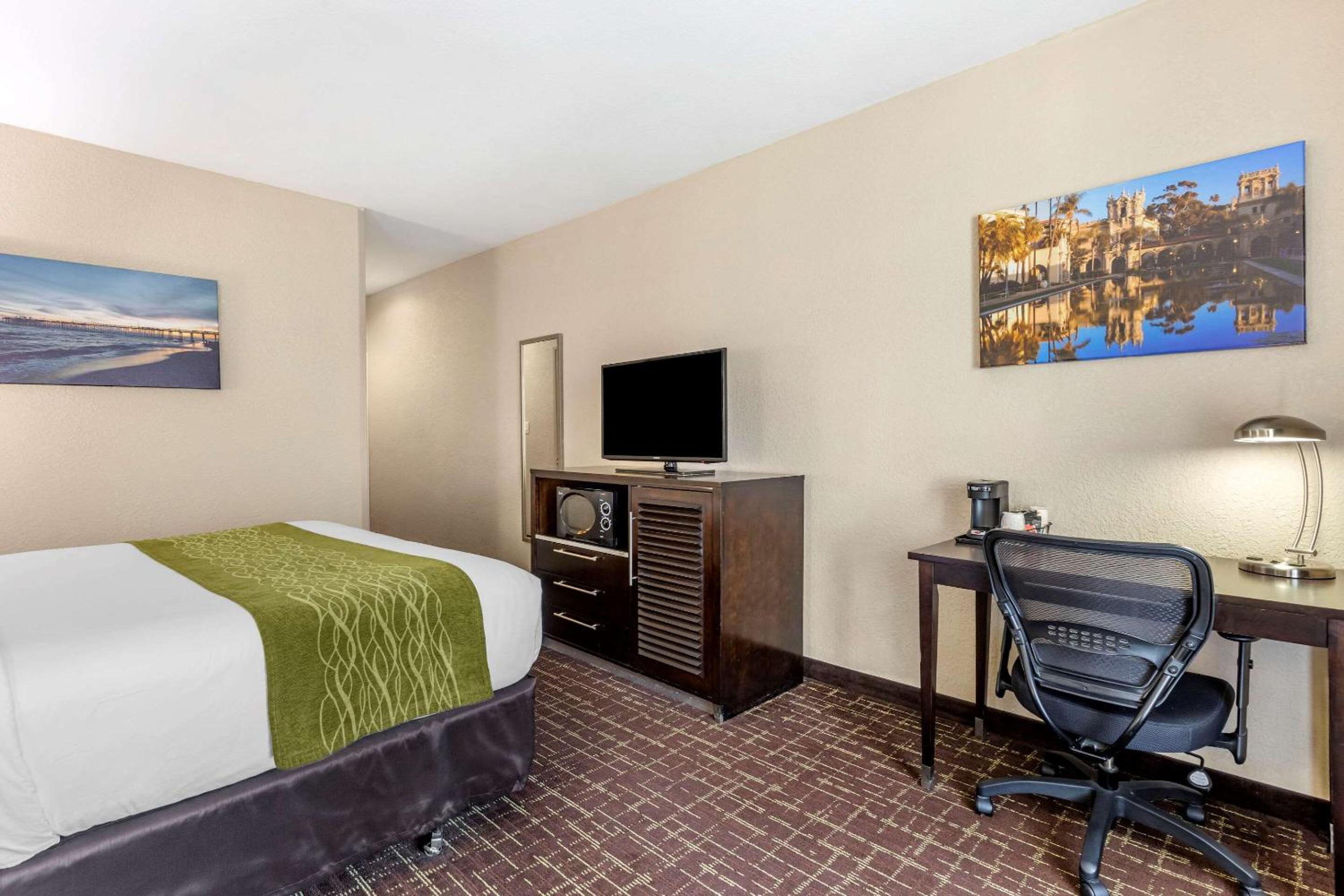 Standard Room, 1 King Bed, Non Smoking - Photo 4
