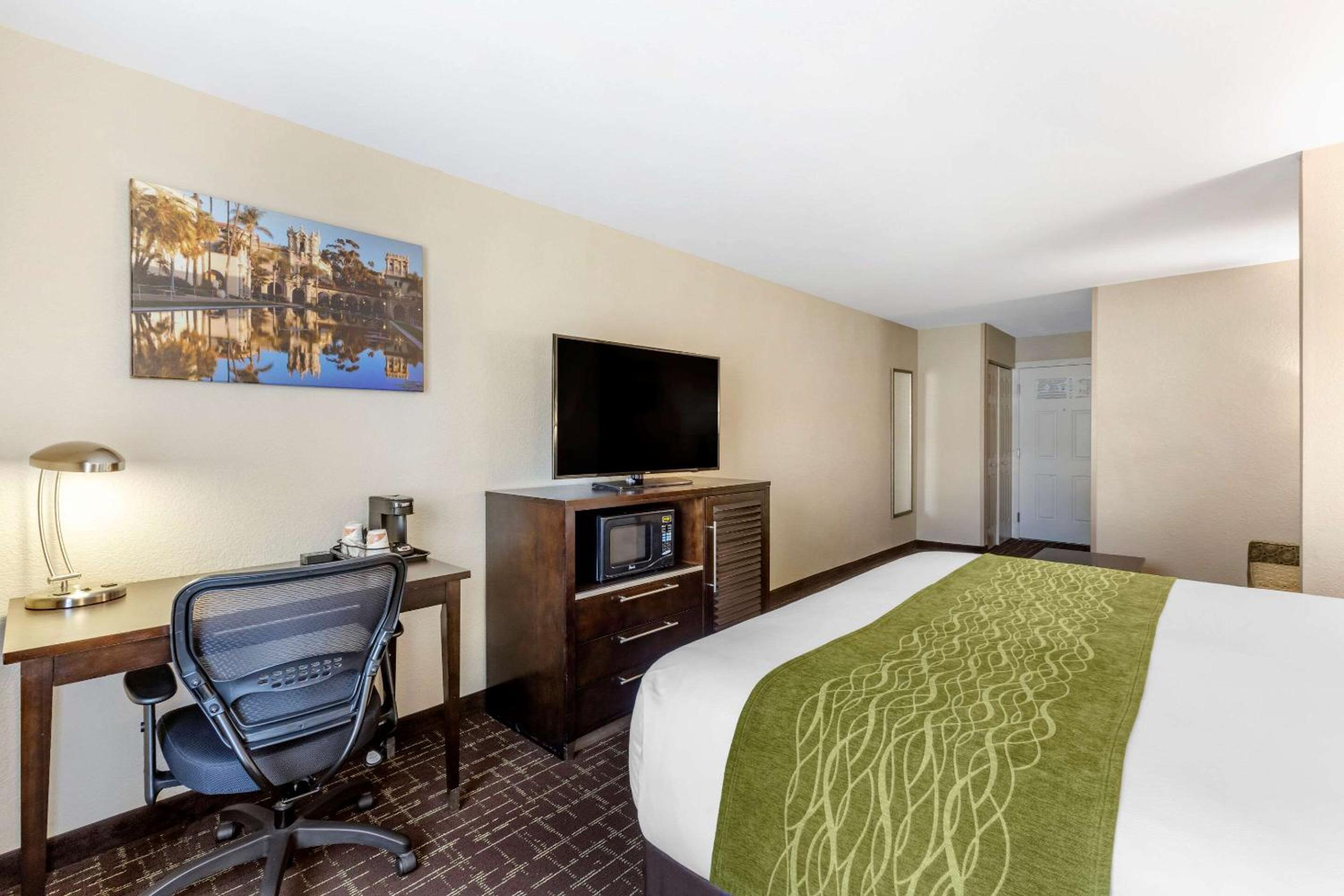 Standard Room, 1 King Bed, Non Smoking - Photo 3