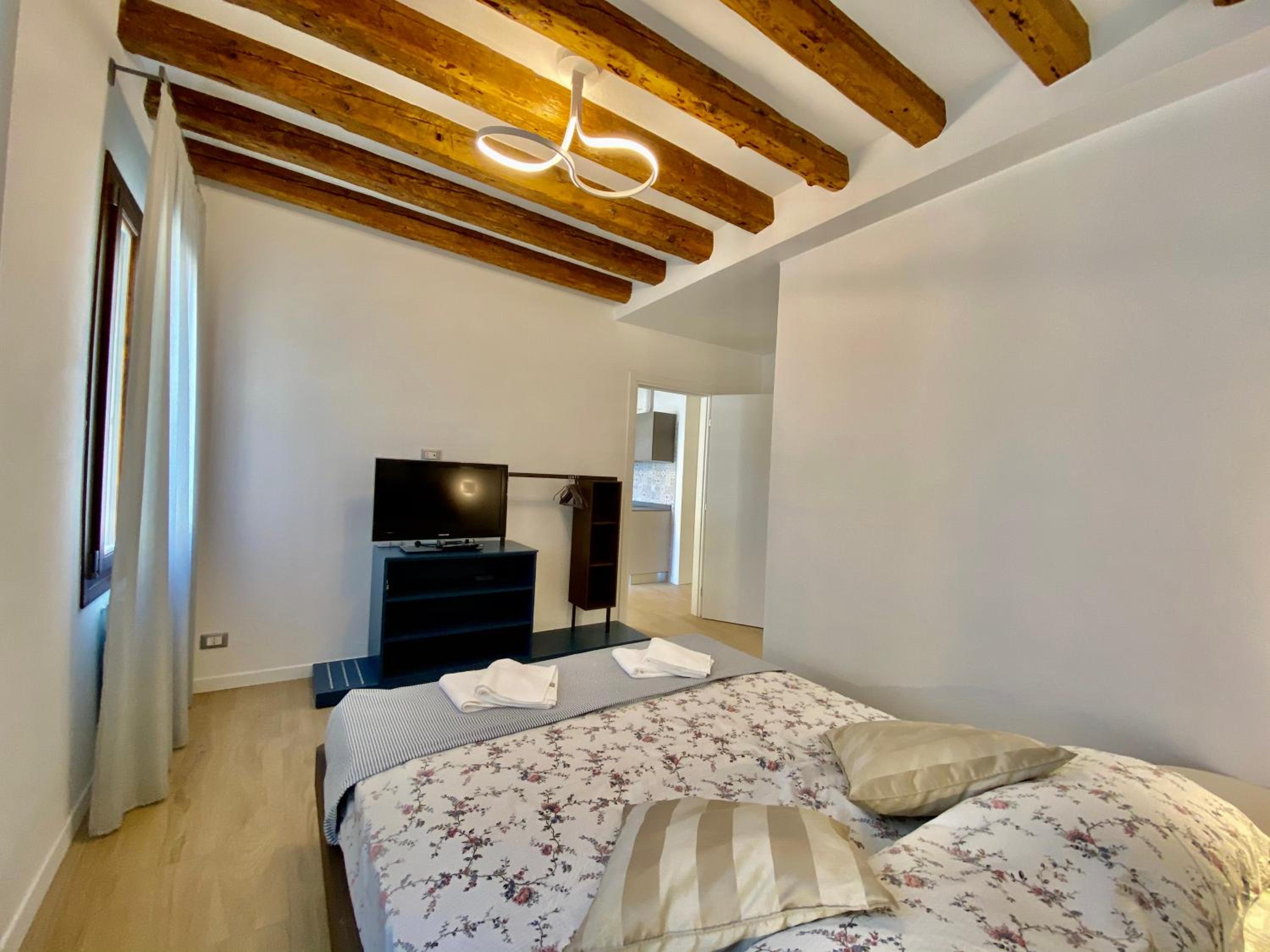 One-Bedroom Apartment with Balcony and Canal View photo 1