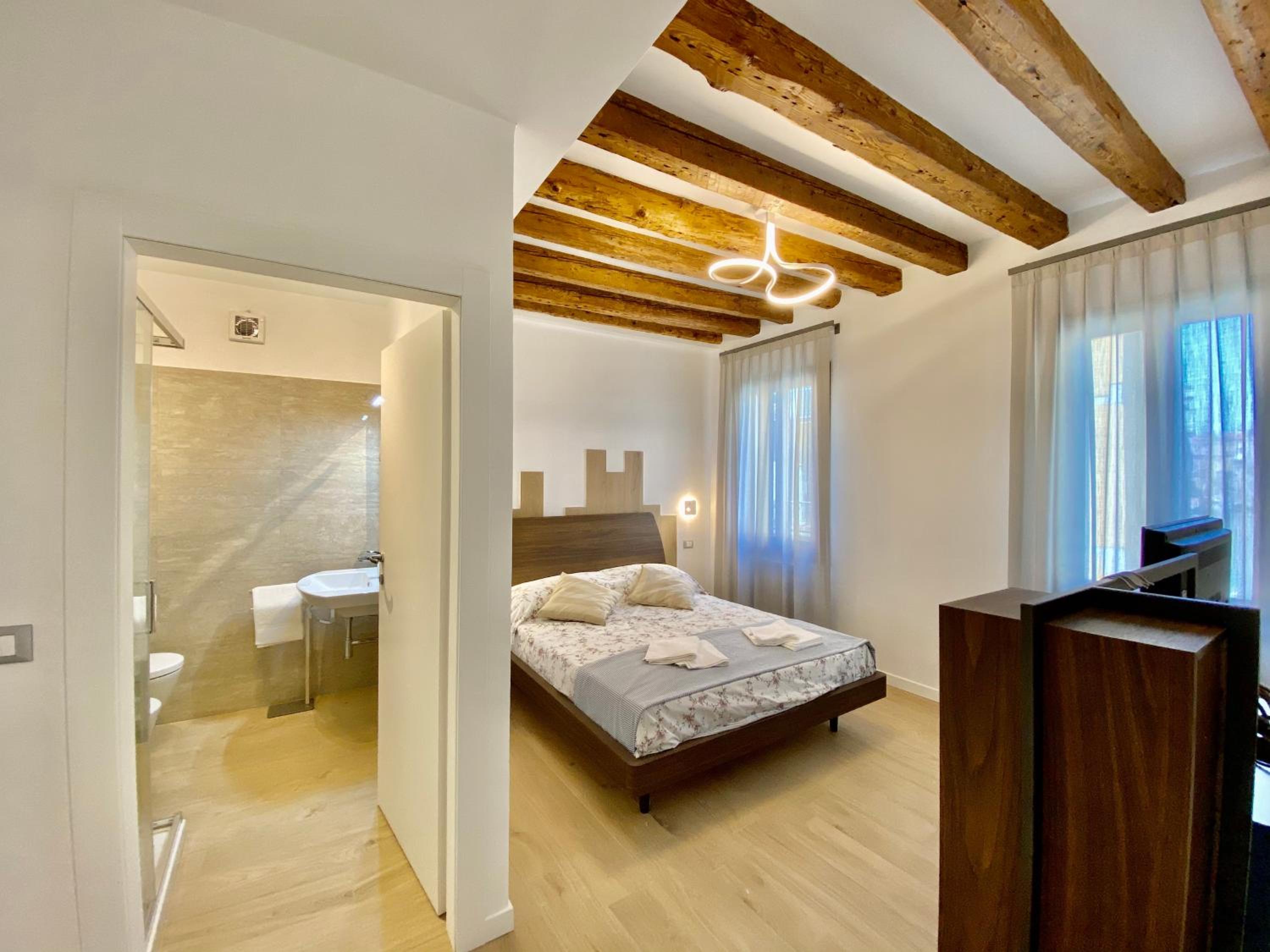 One-Bedroom Apartment with Balcony and Canal View photo 1