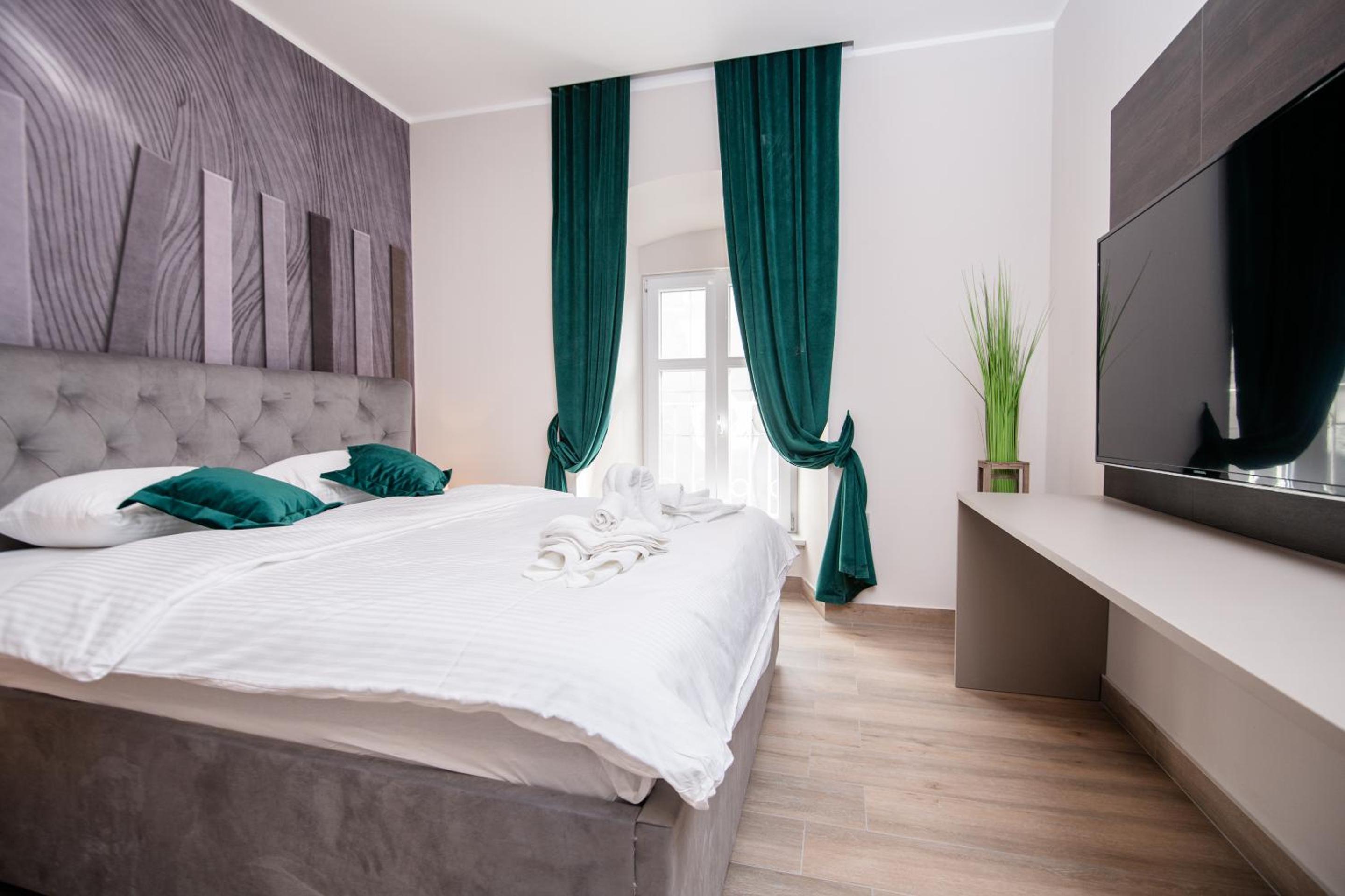 Deluxe King Room - Photo 1