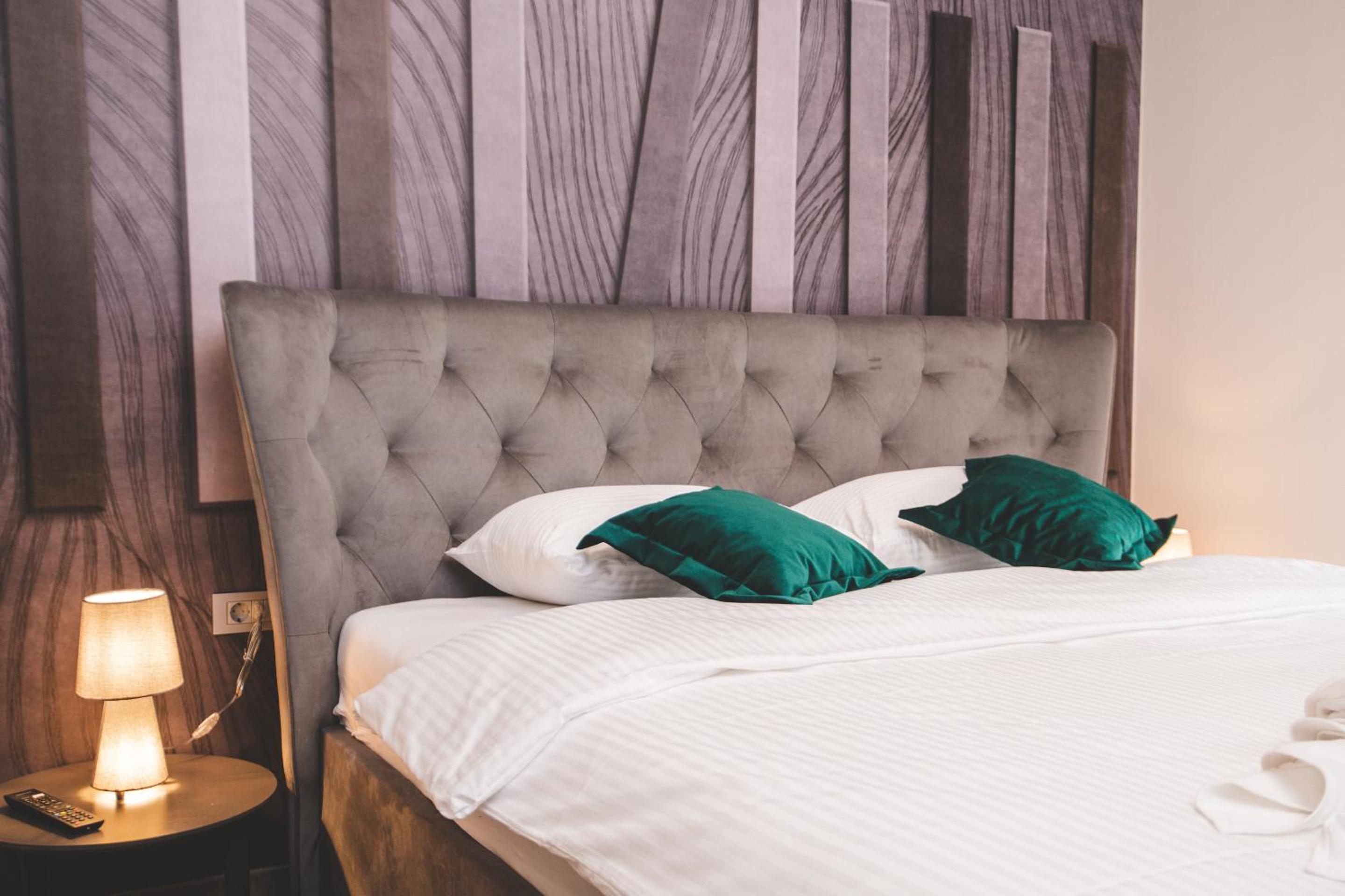 Deluxe King Room - Photo 9