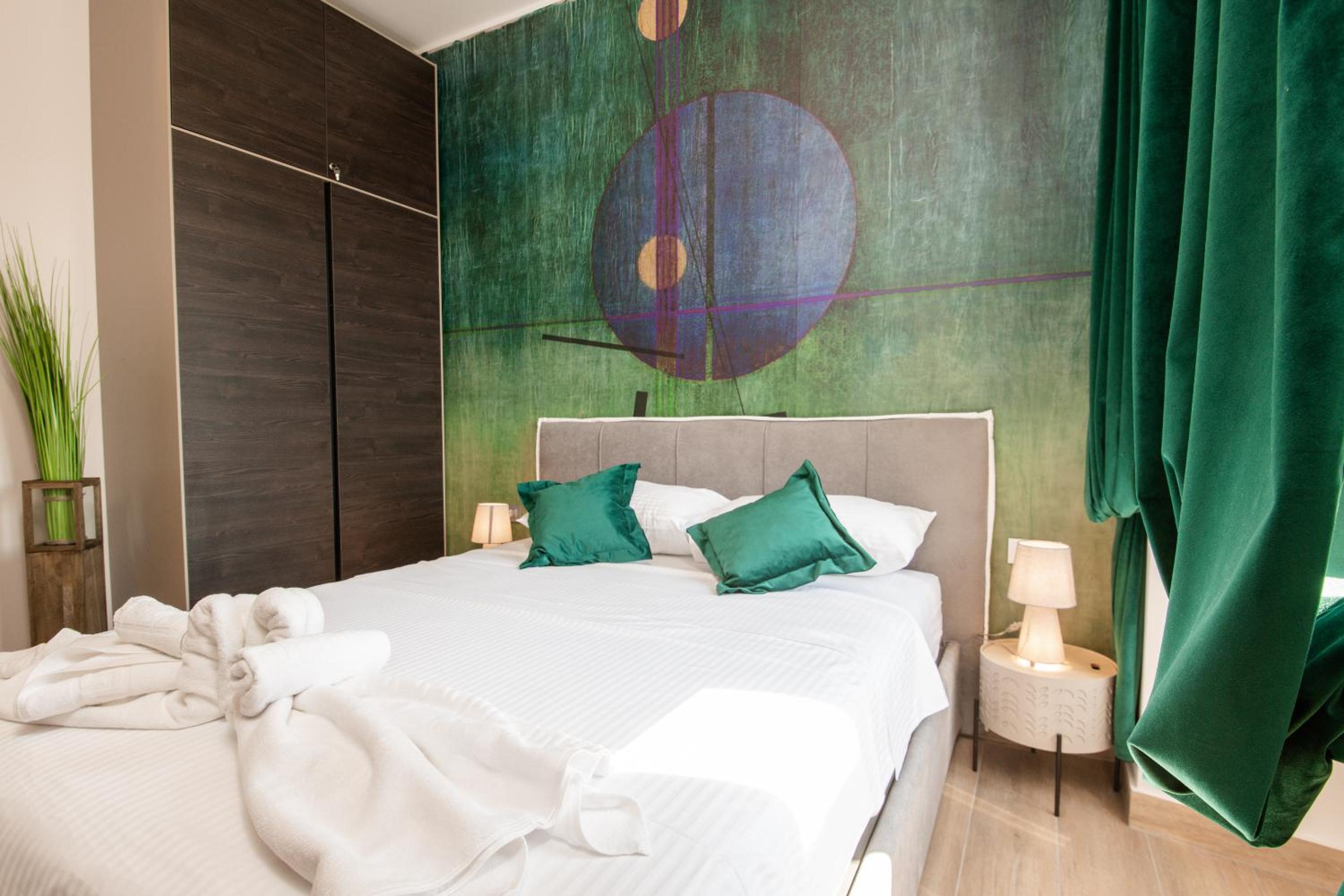 Deluxe Queen Room - Photo 9