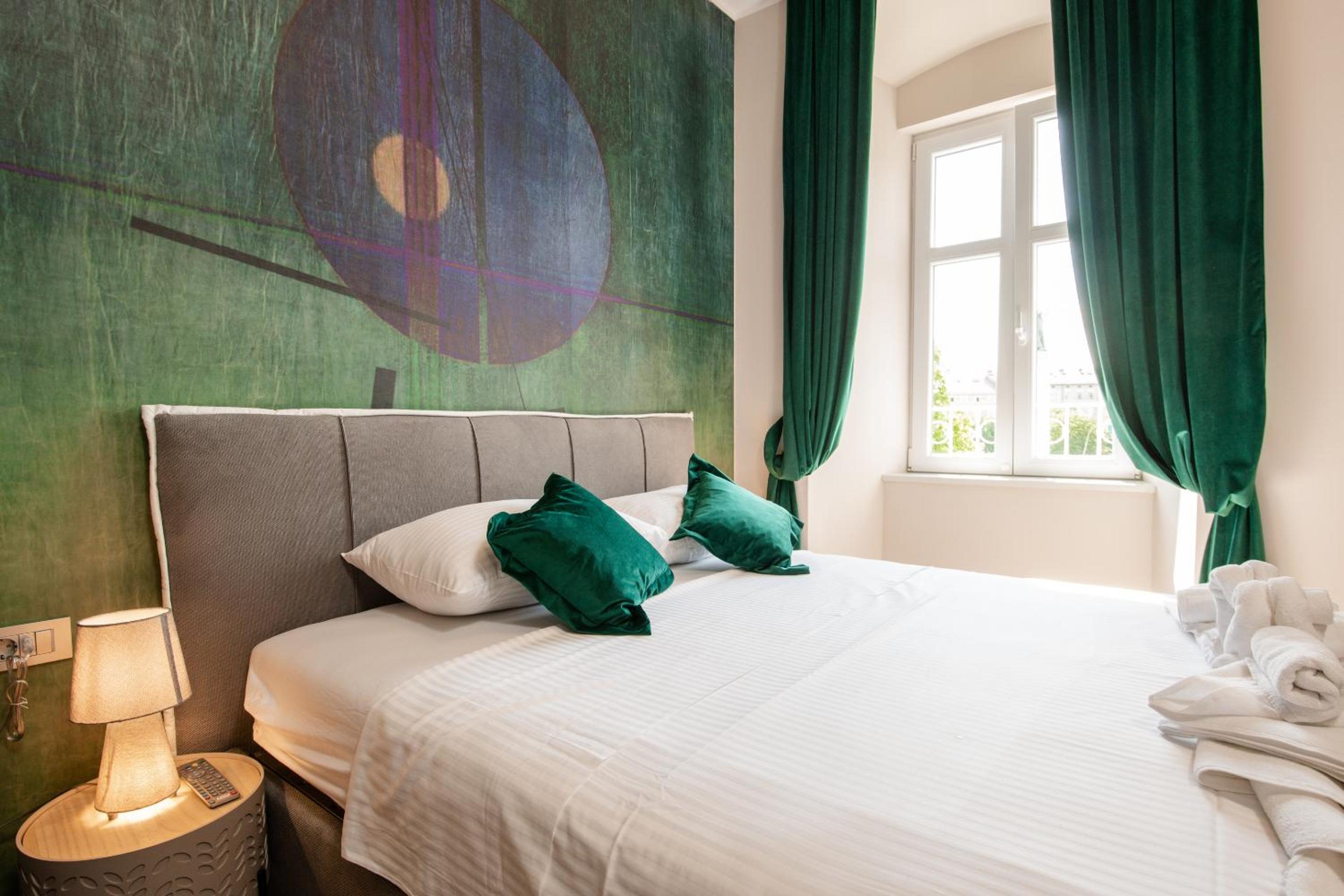 Deluxe Queen Room - Photo 6