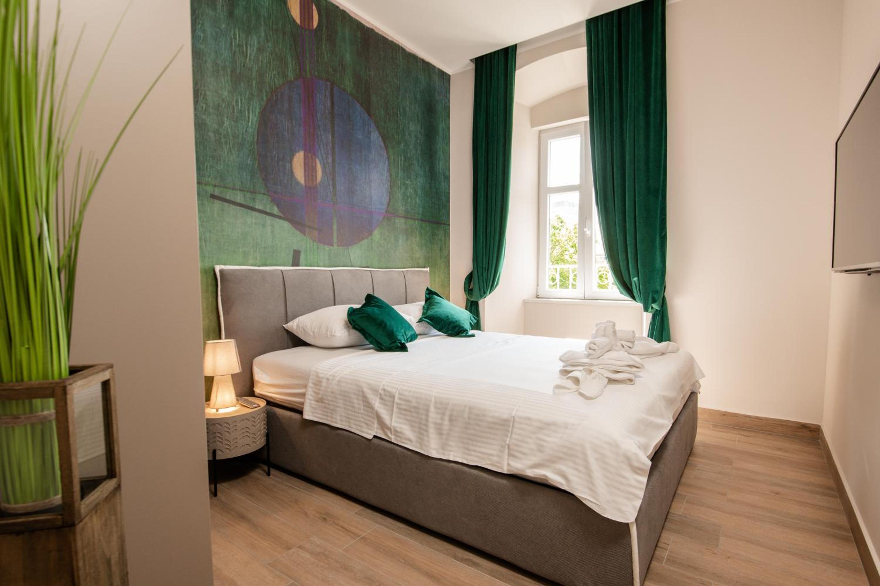 Deluxe Queen Room - Photo 1