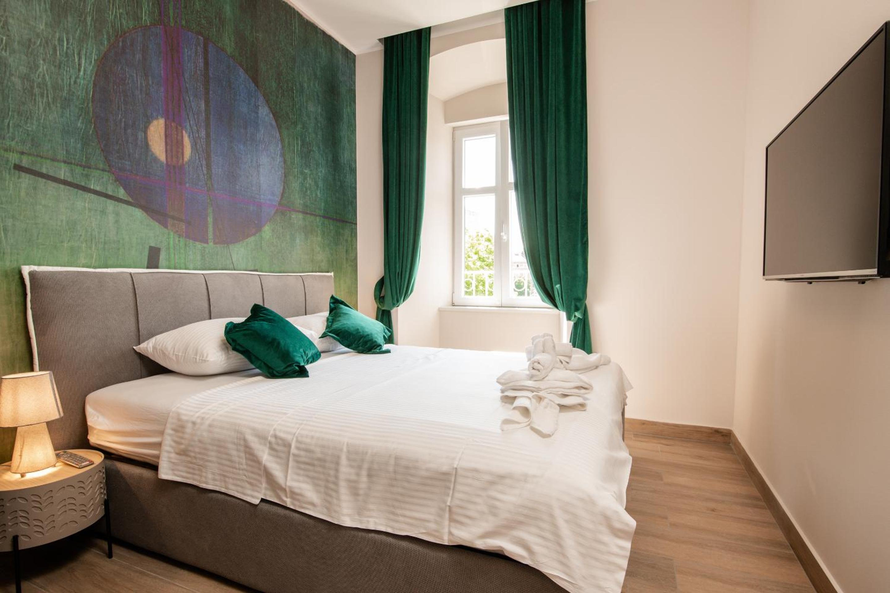 Deluxe Queen Room - Photo 7
