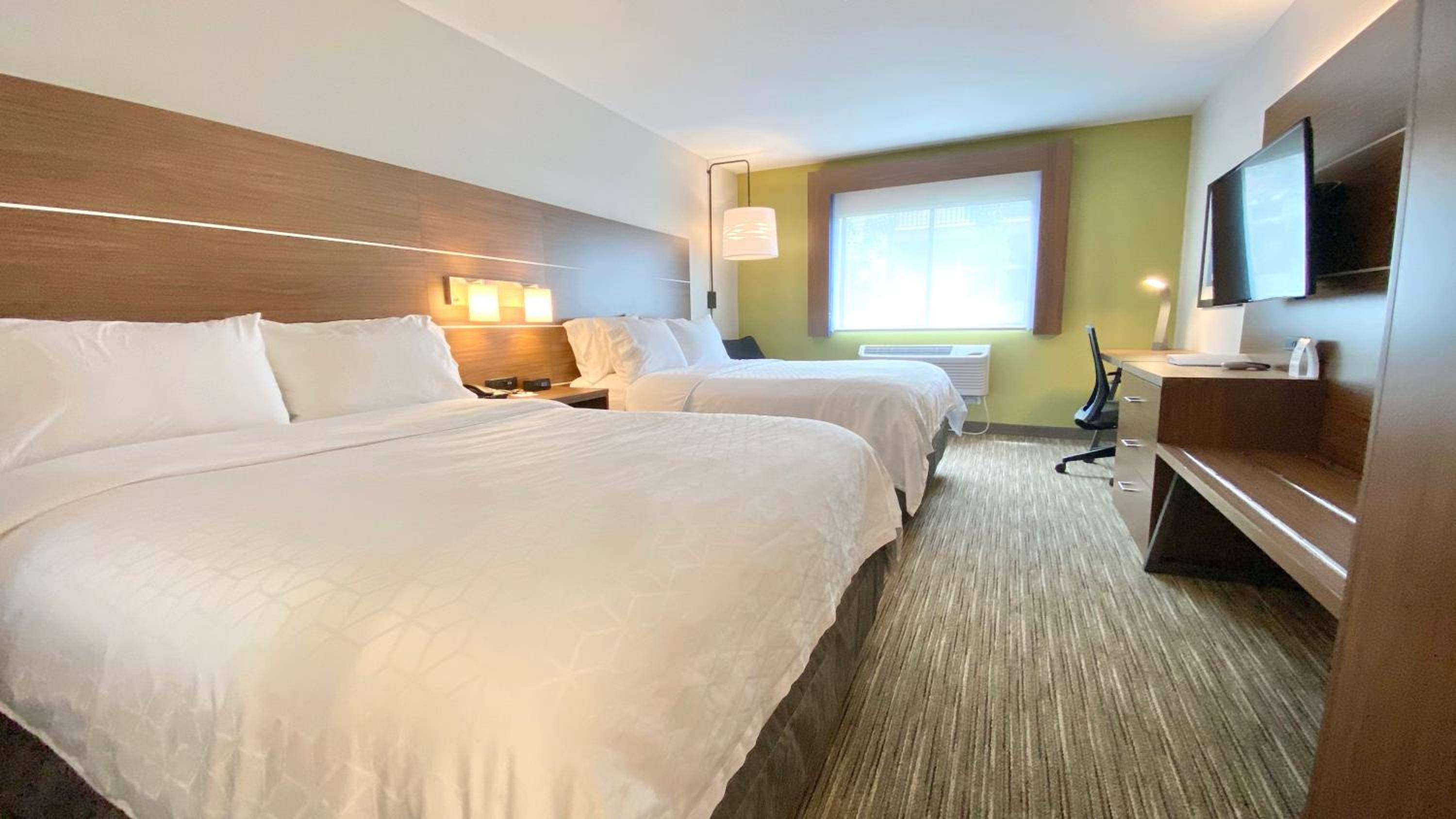 Standard Queen Room with Two Queen Beds photo 2