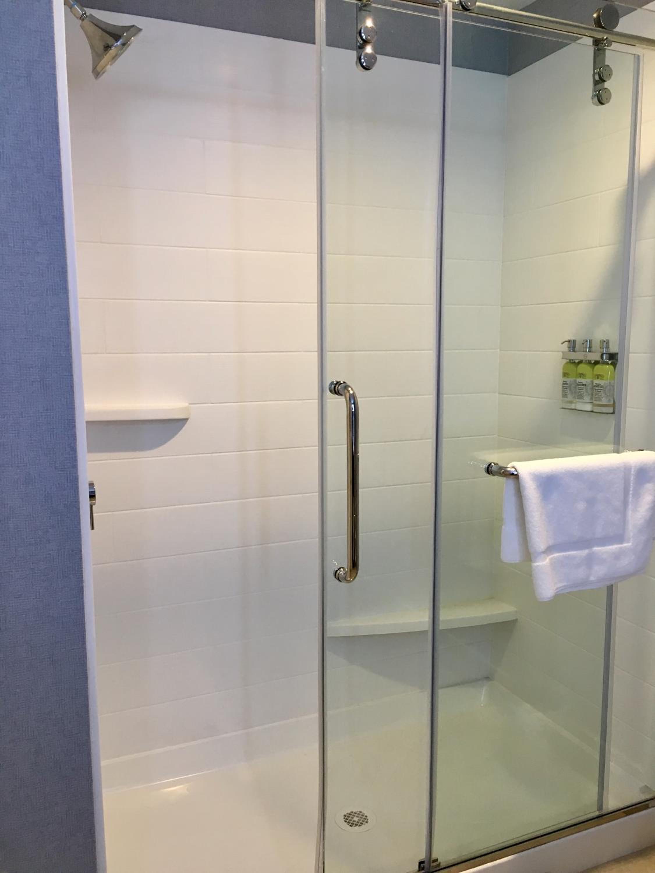 Twin Room with Mobility Accessible Roll In Shower - Non-Smoking photo 3