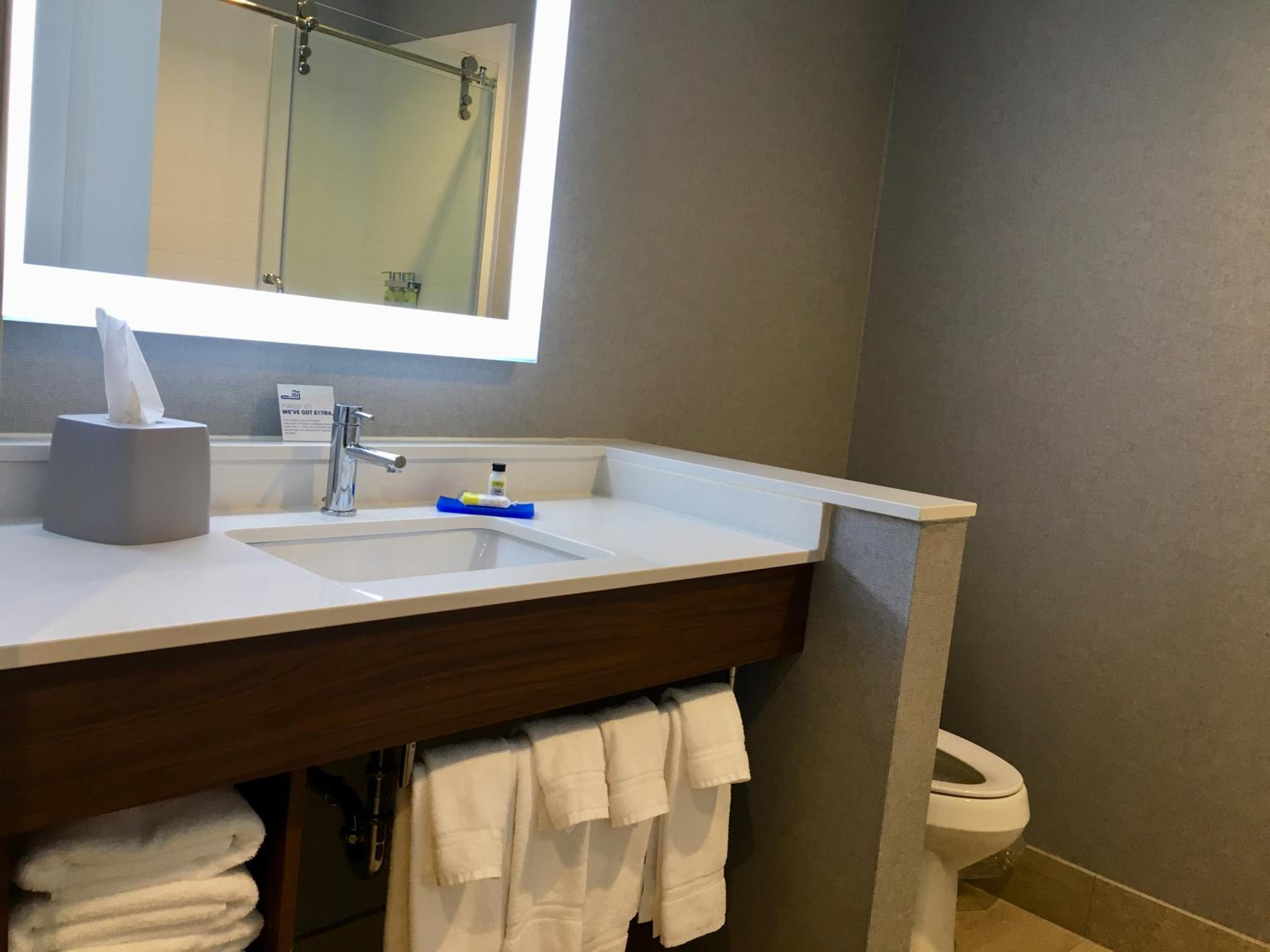 Twin Room with Mobility Accessible Roll In Shower - Non-Smoking photo 2