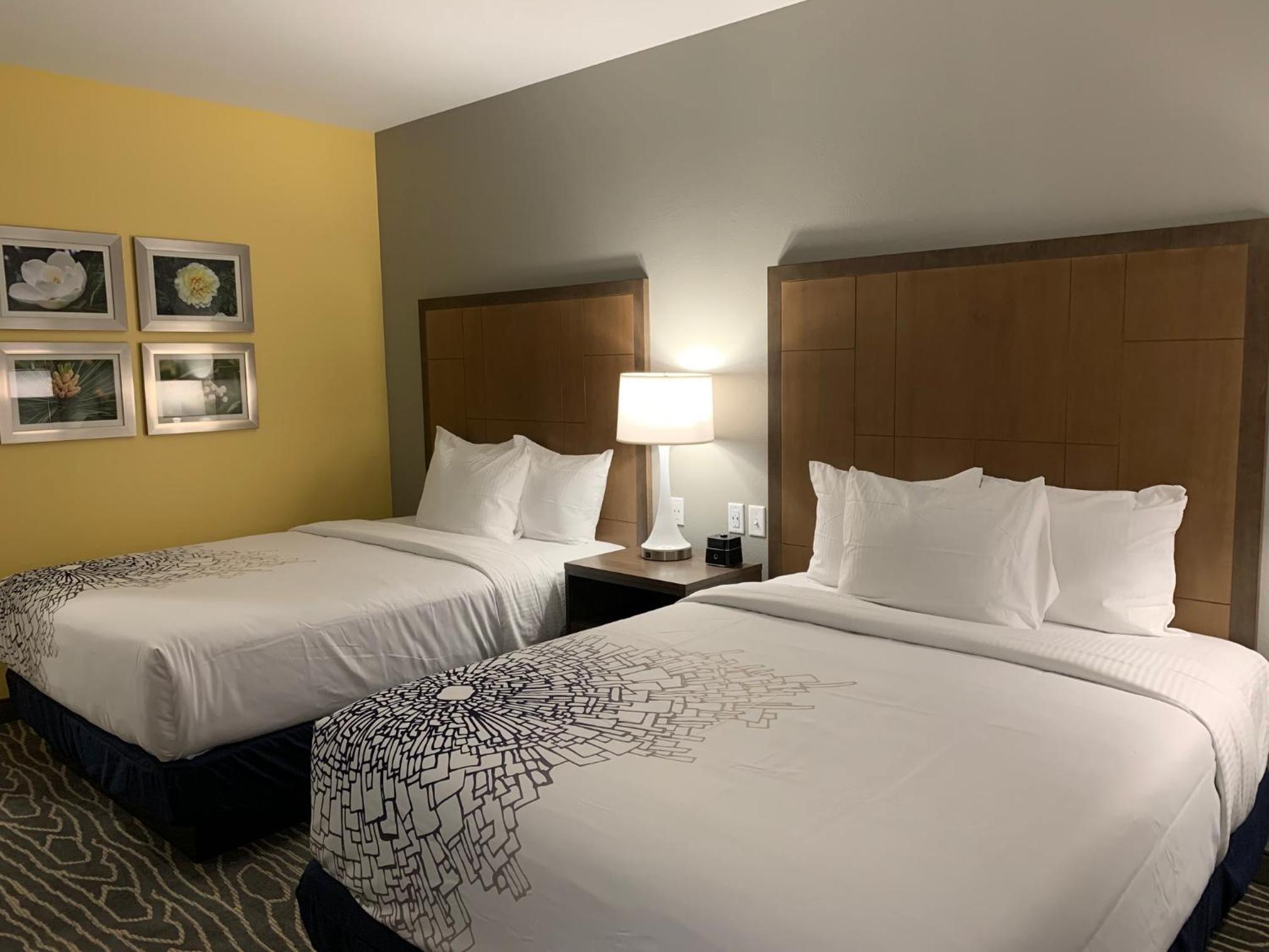 Queen Room with Two Queen Beds - Non-Smoking - Photo 2