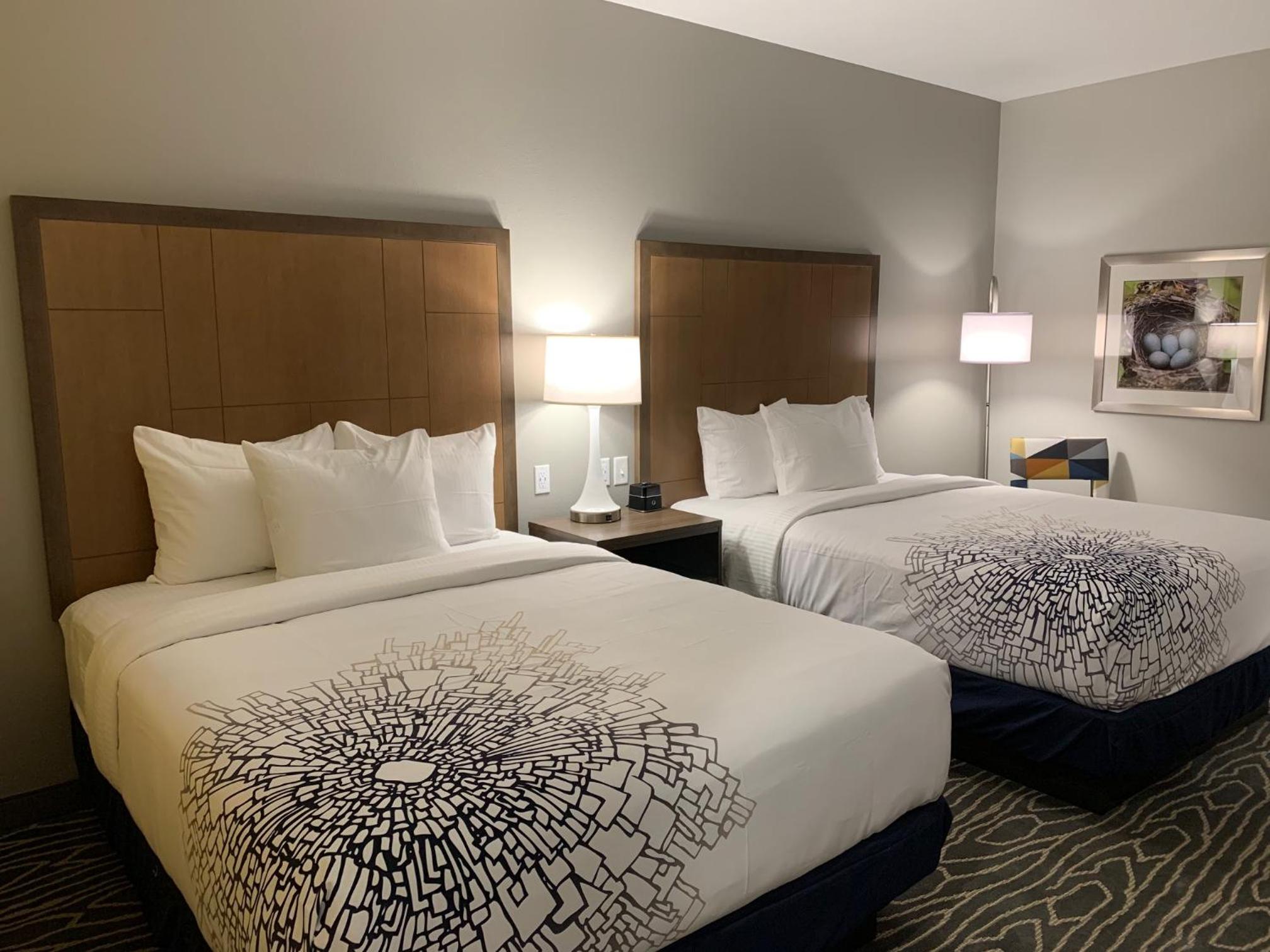 Queen Room with Two Queen Beds - Non-Smoking - Photo 5