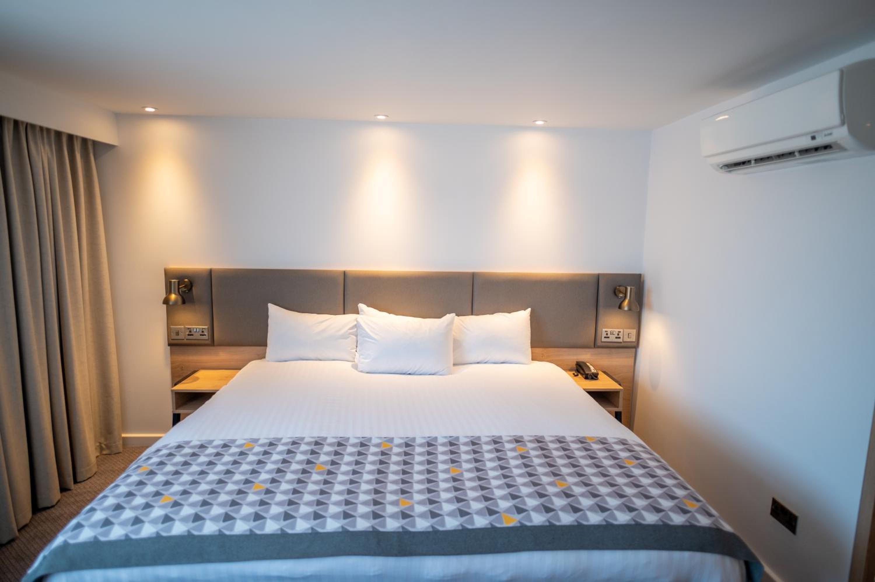 Standard King Room - Photo 17