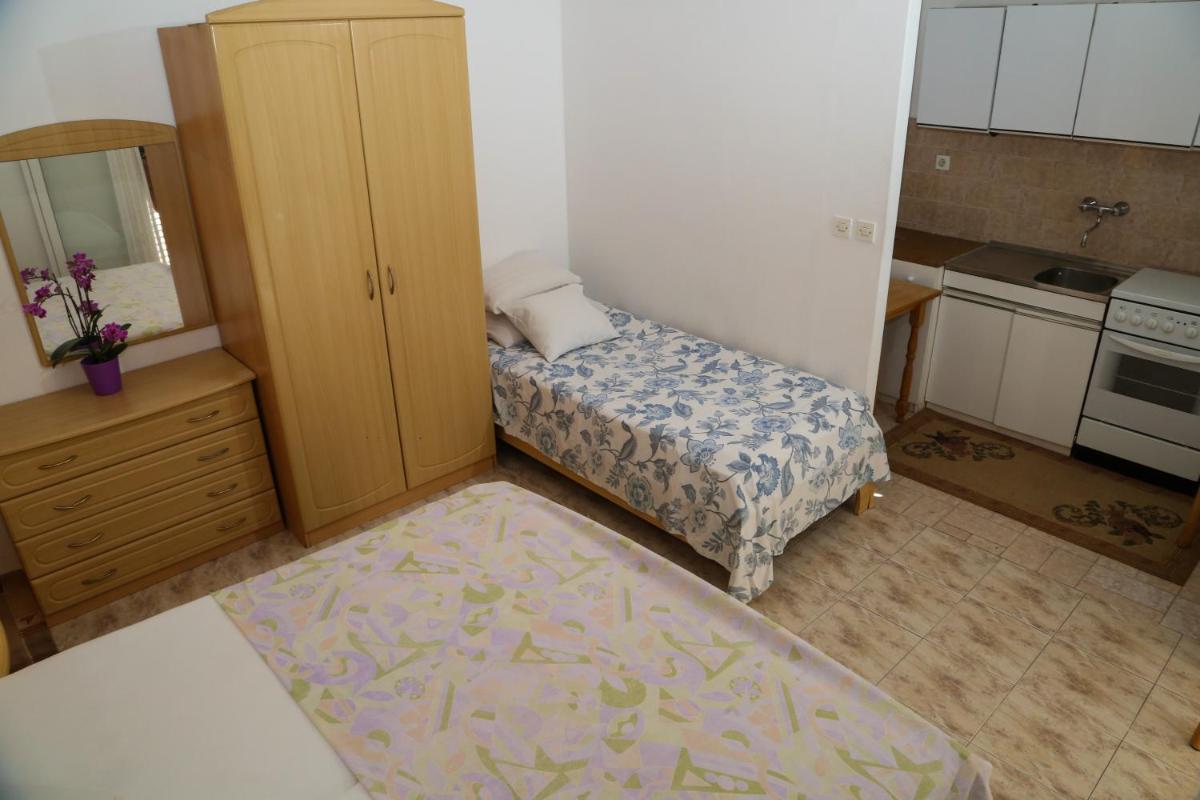 Studio Apartment - Photo 18