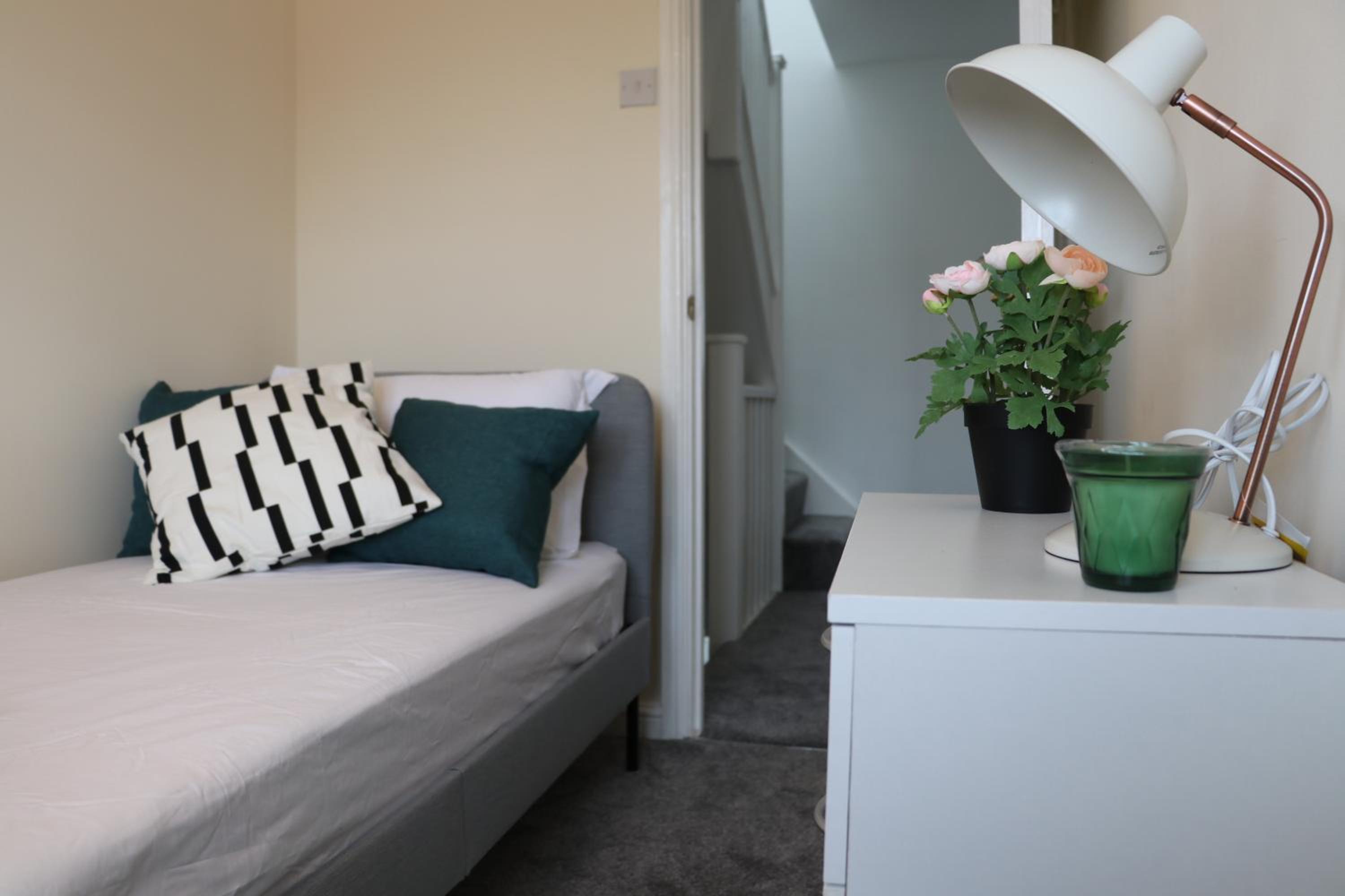 Five-Bedroom House - Photo 21