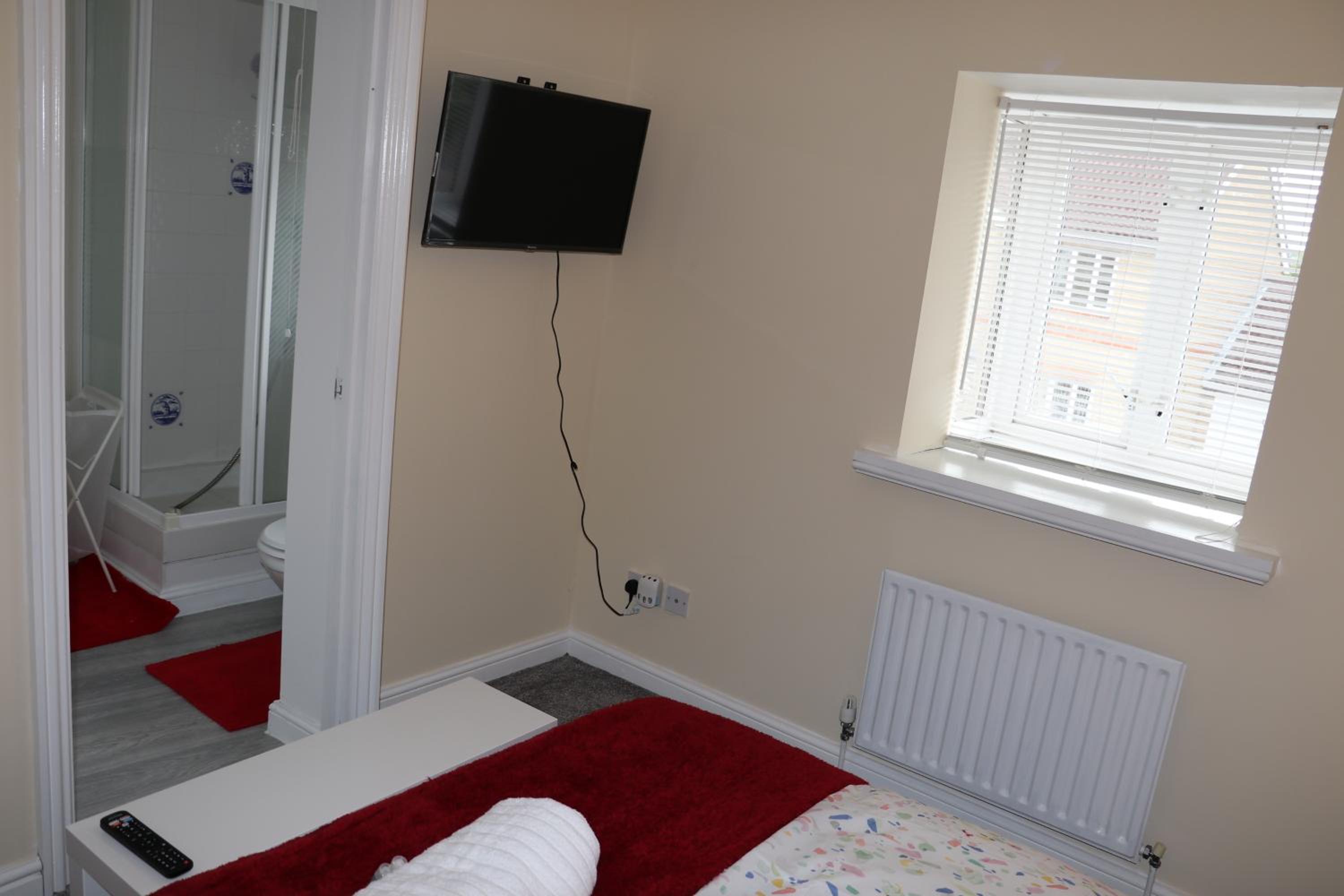 Five-Bedroom House - Photo 1