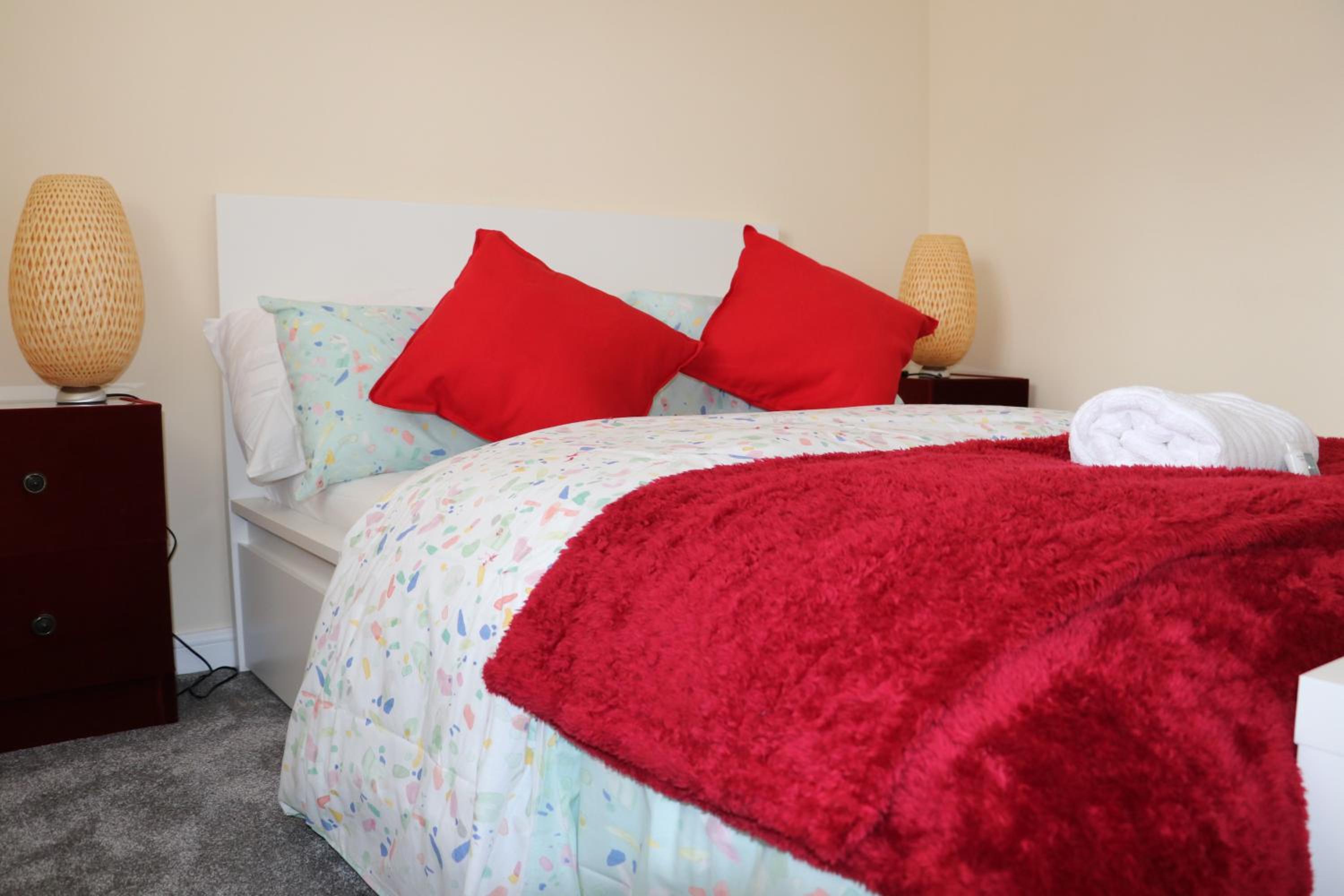 Five-Bedroom House - Photo 12
