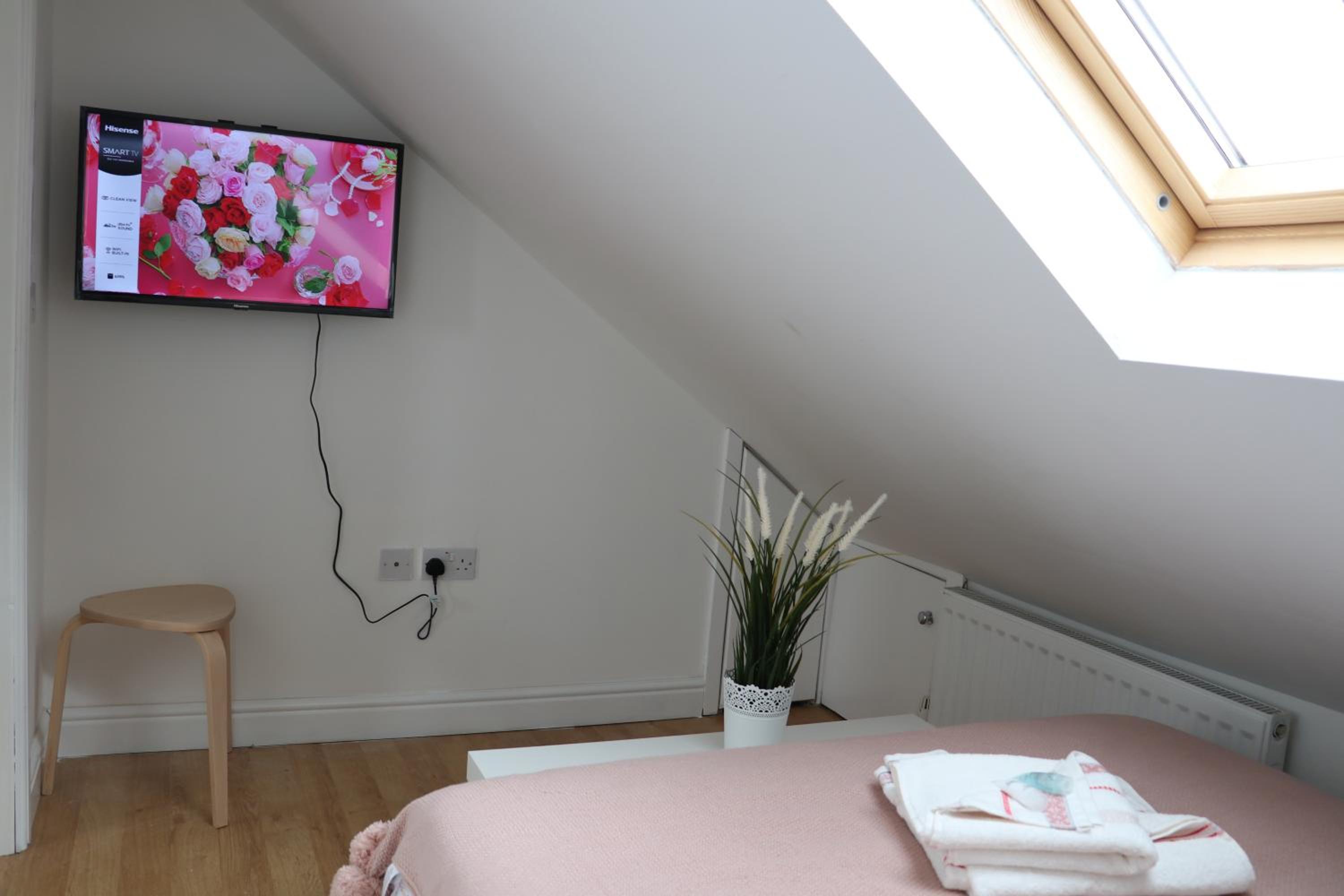 Five-Bedroom House - Photo 10