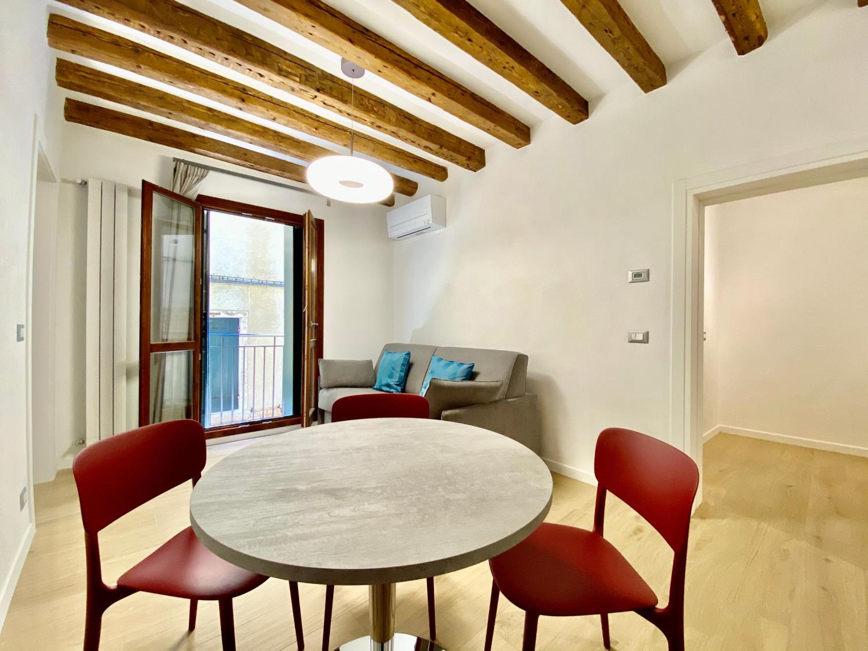 One-Bedroom Apartment with Canal View  photo 2