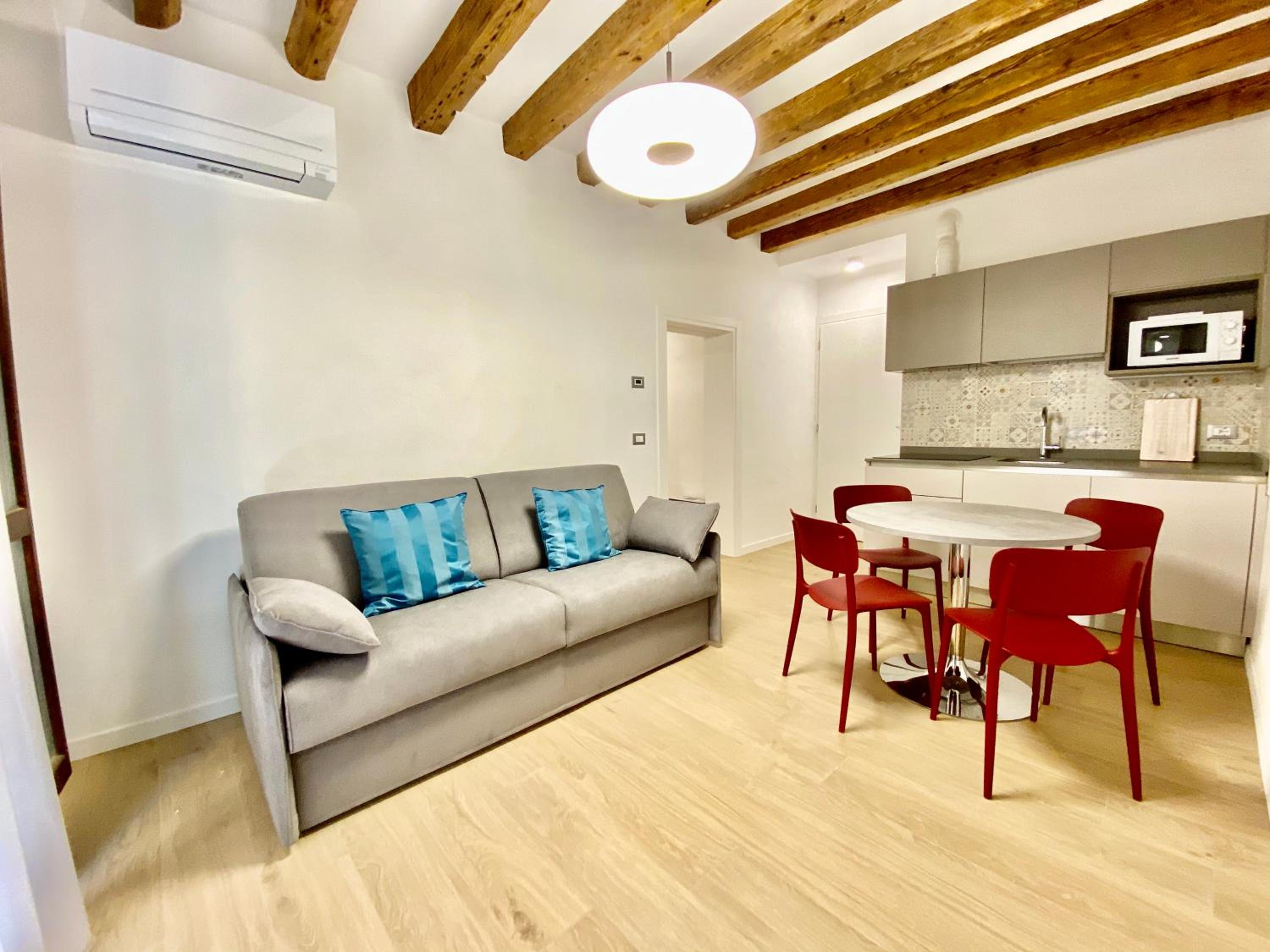 One-Bedroom Apartment with Balcony and Canal View photo 2
