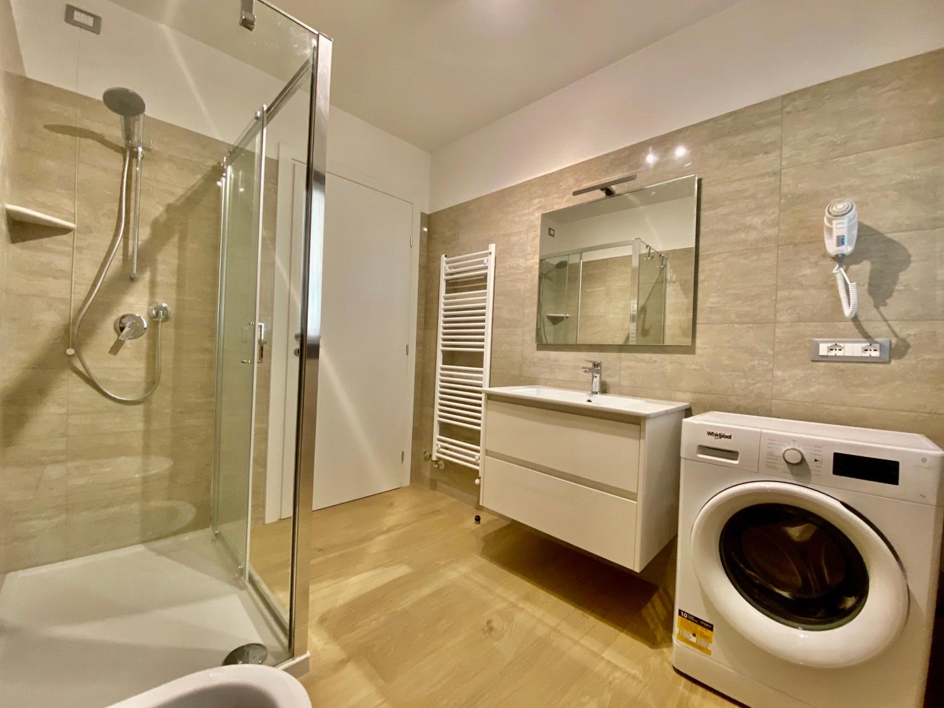 One-Bedroom Apartment with Balcony and Canal View photo 3