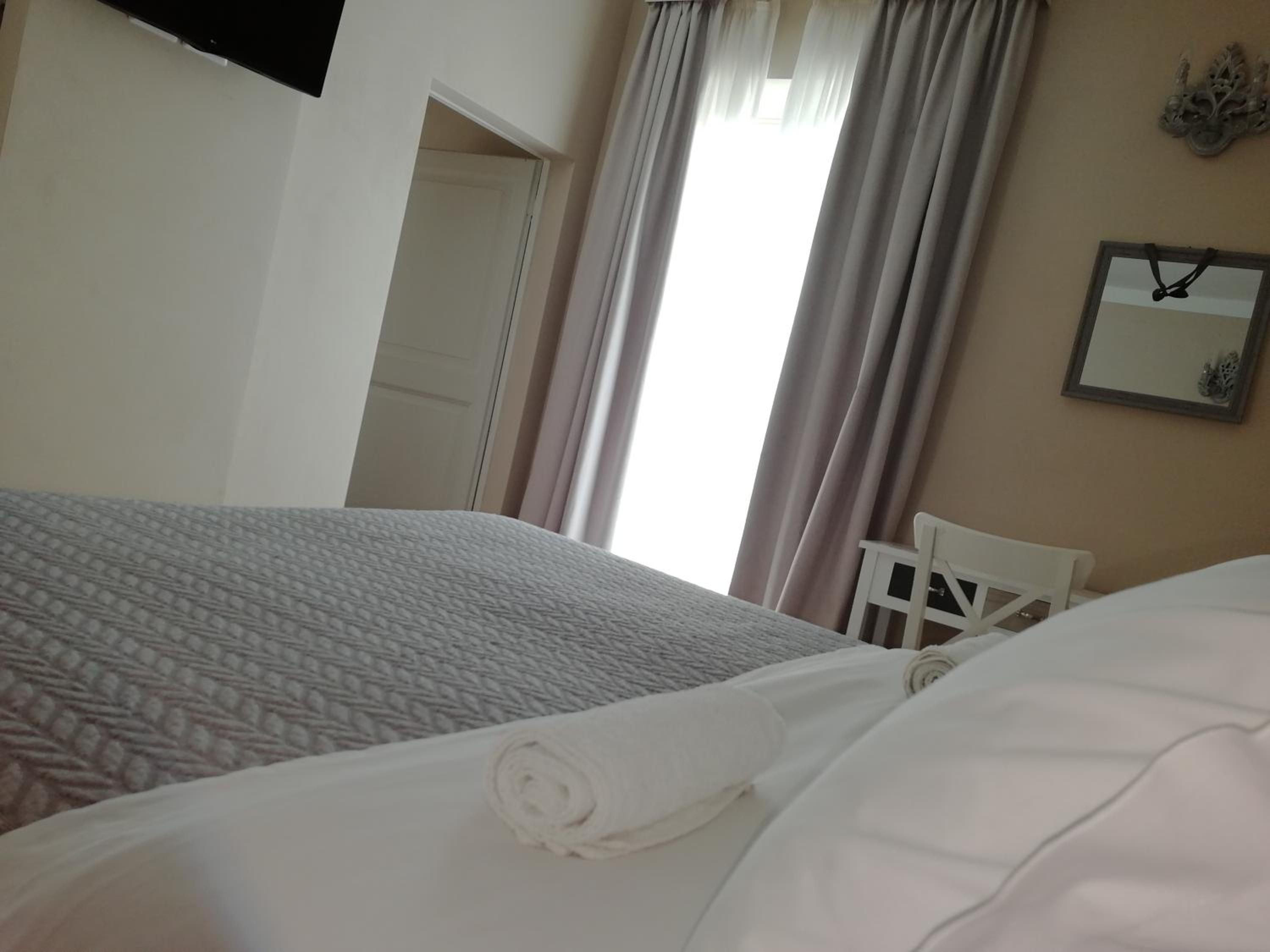 Deluxe Double or Twin Room with Lake View - Photo 2