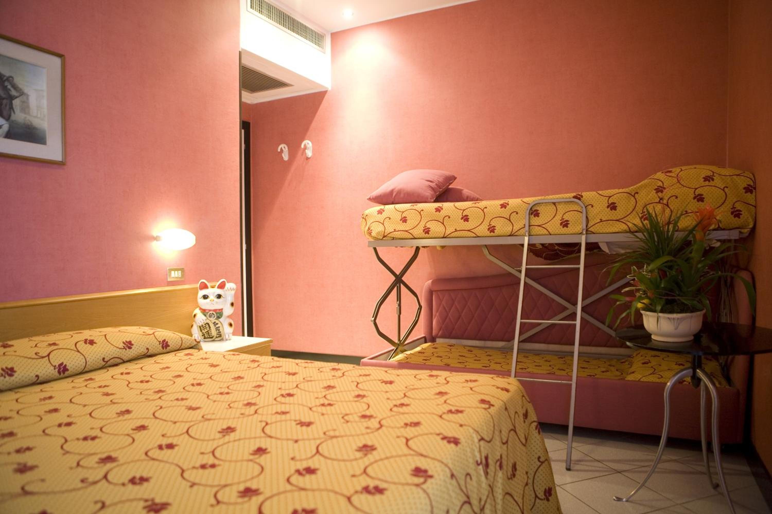 Quadruple Room - Photo 1