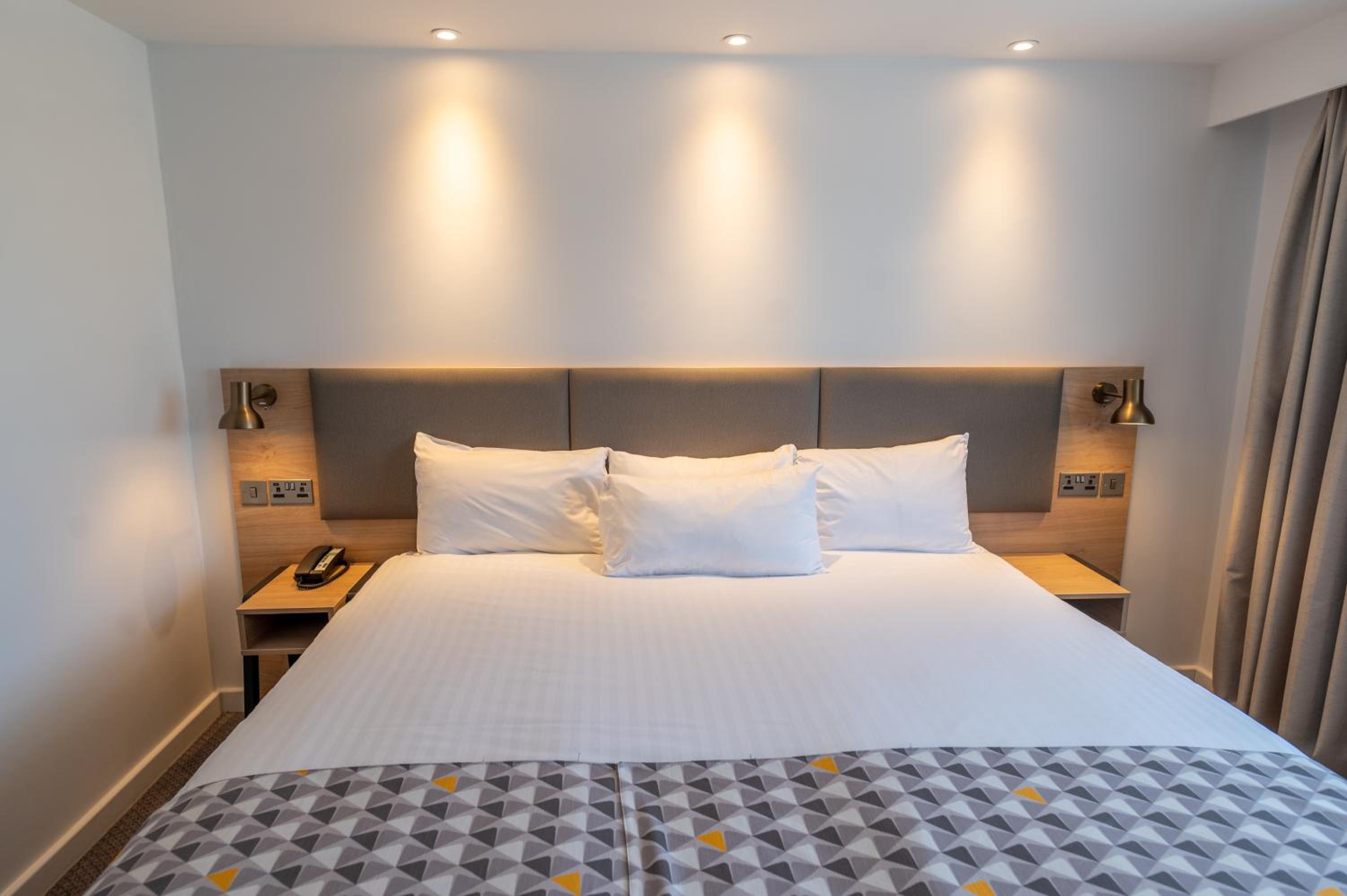 Standard King Room - Photo 18