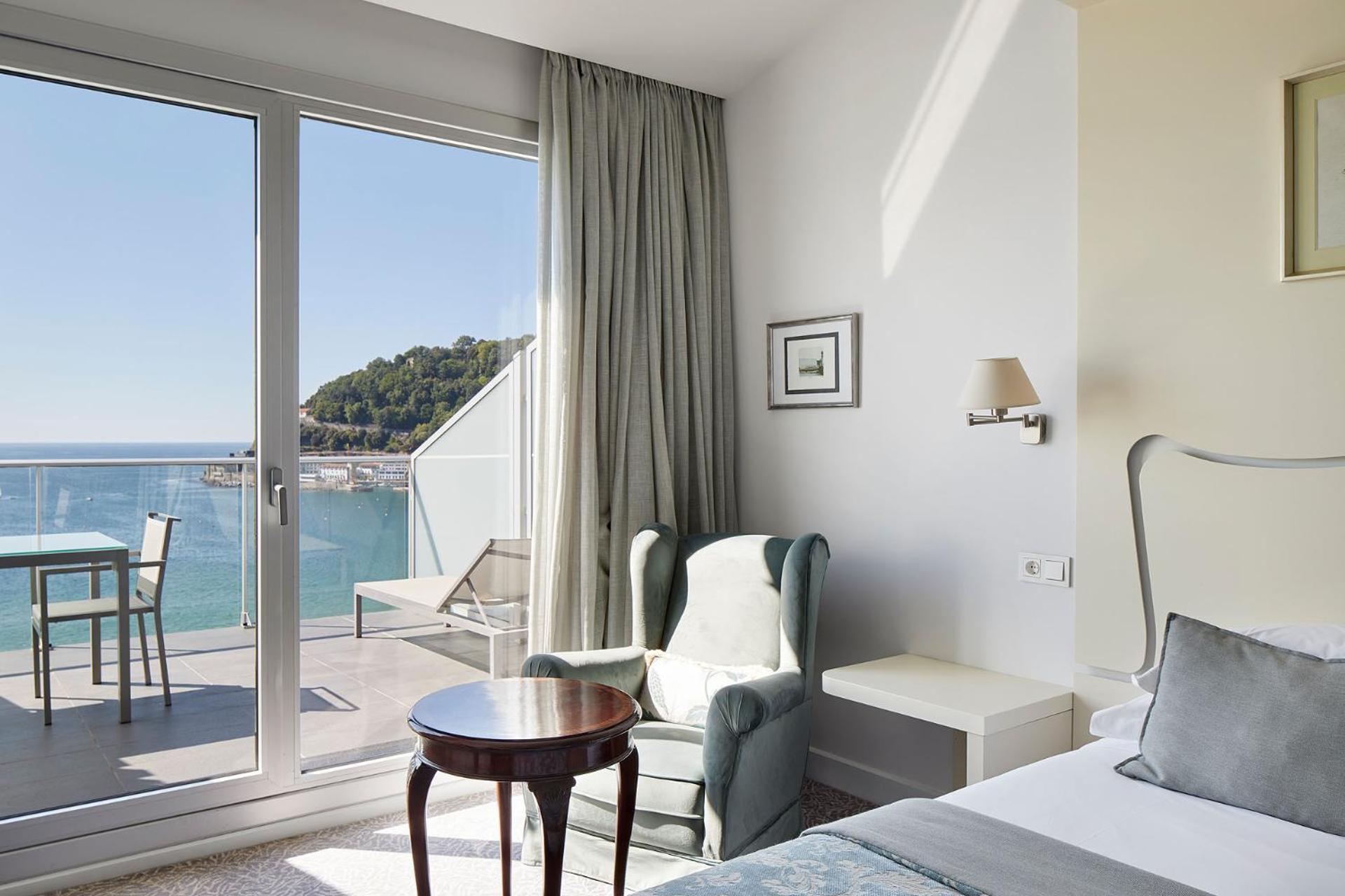 Ático con Terraza y Vista al Mar