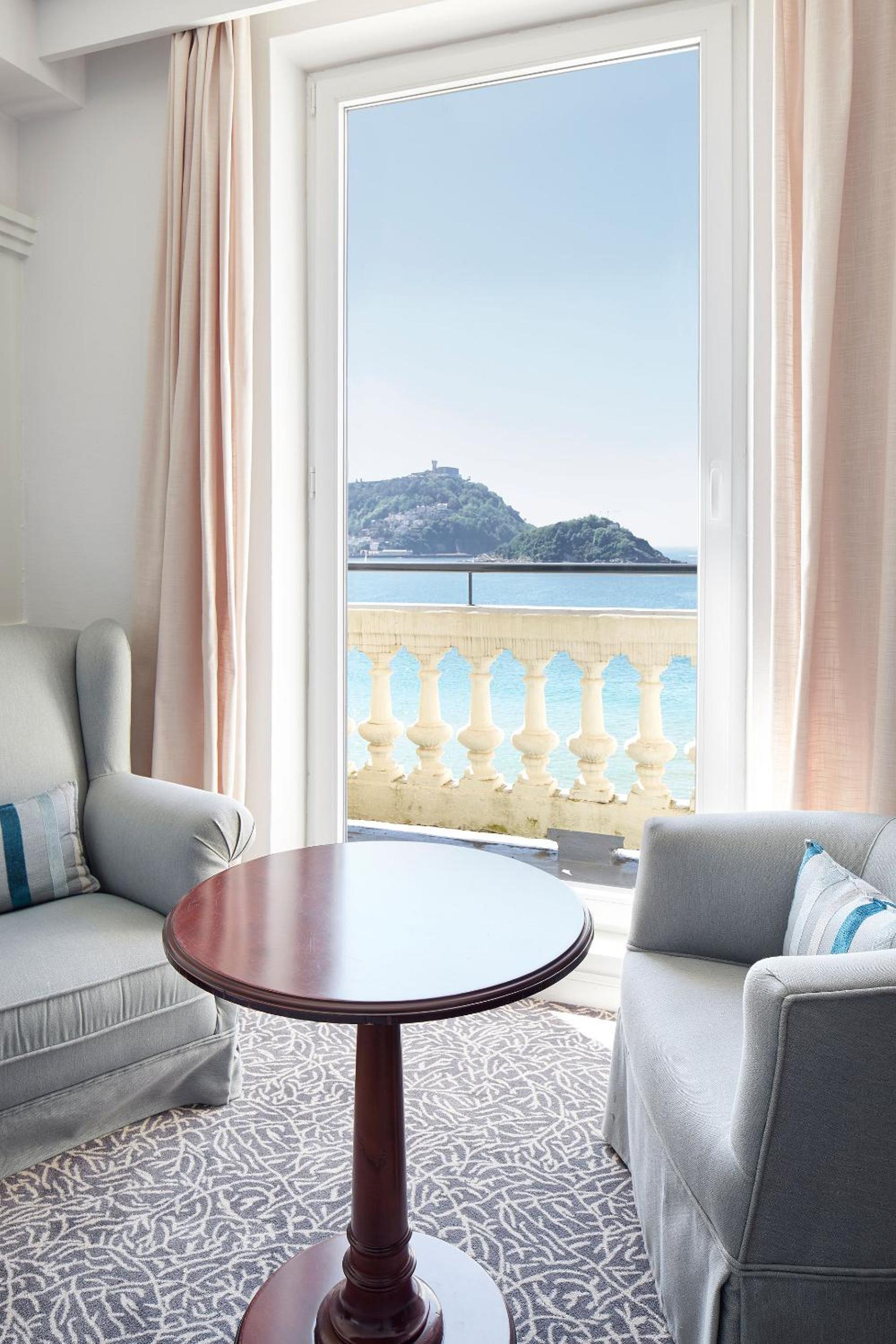 Petite Double Room with Sea View  - Photo 10