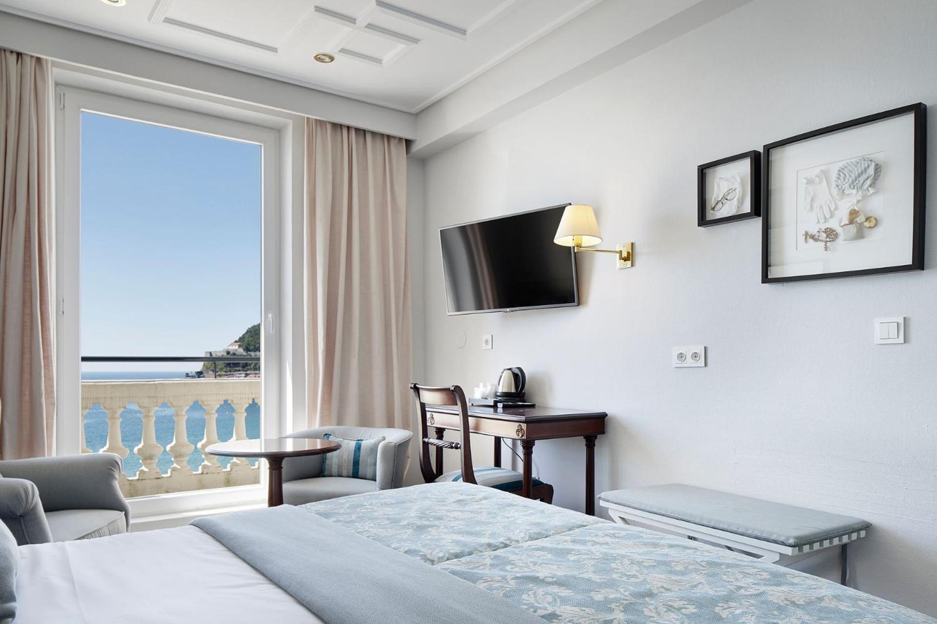 Petite Double Room with Sea View  - Photo 9