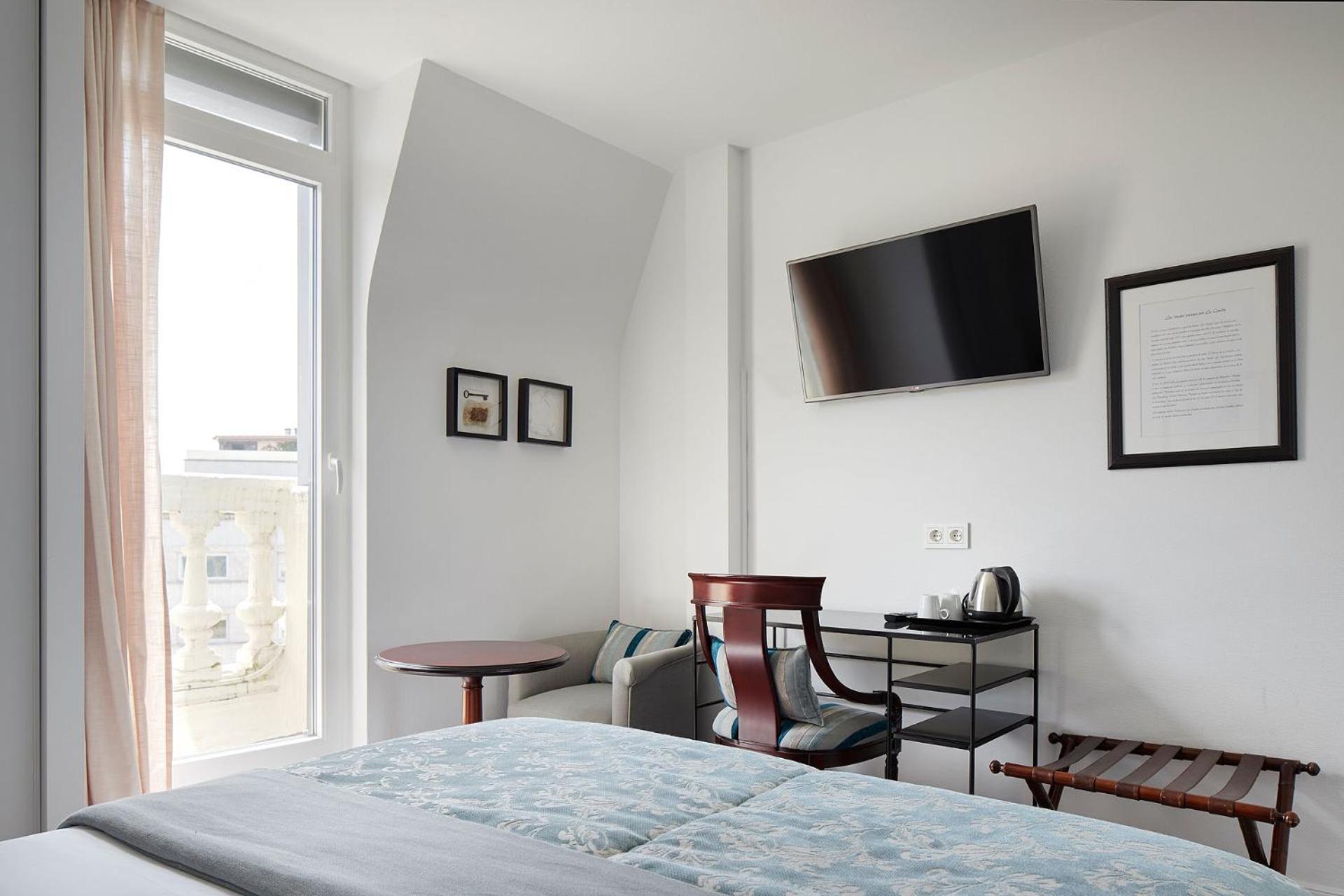 Petite Double Room with City View - Photo 7