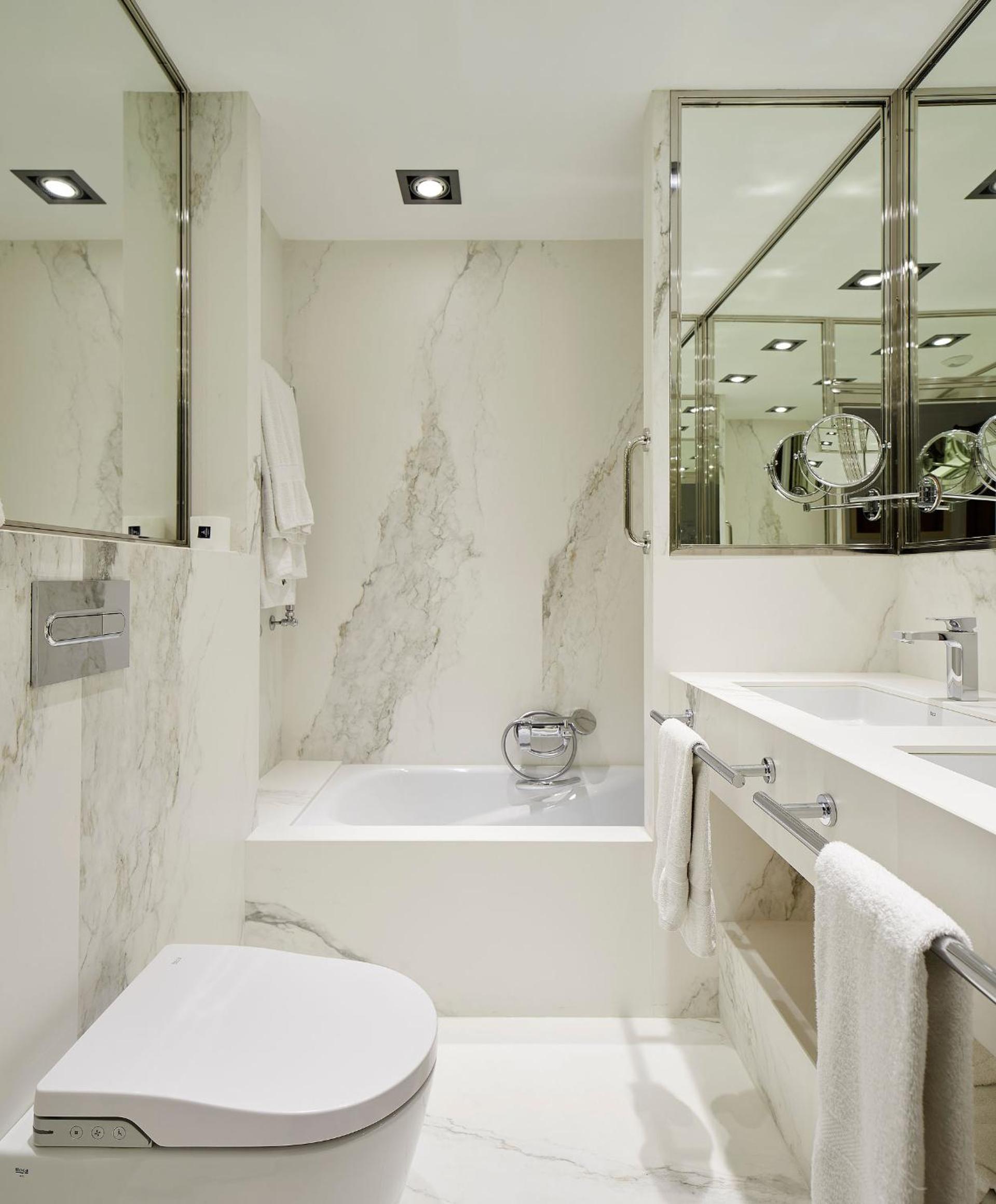 Petite Double Room with City View - Photo 4