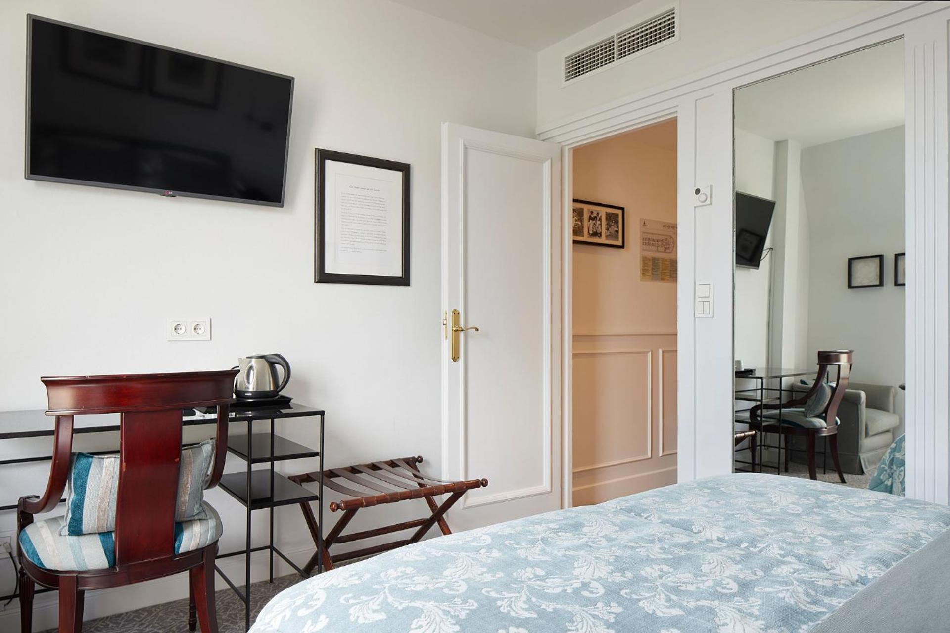 Petite Double Room with City View - Photo 2