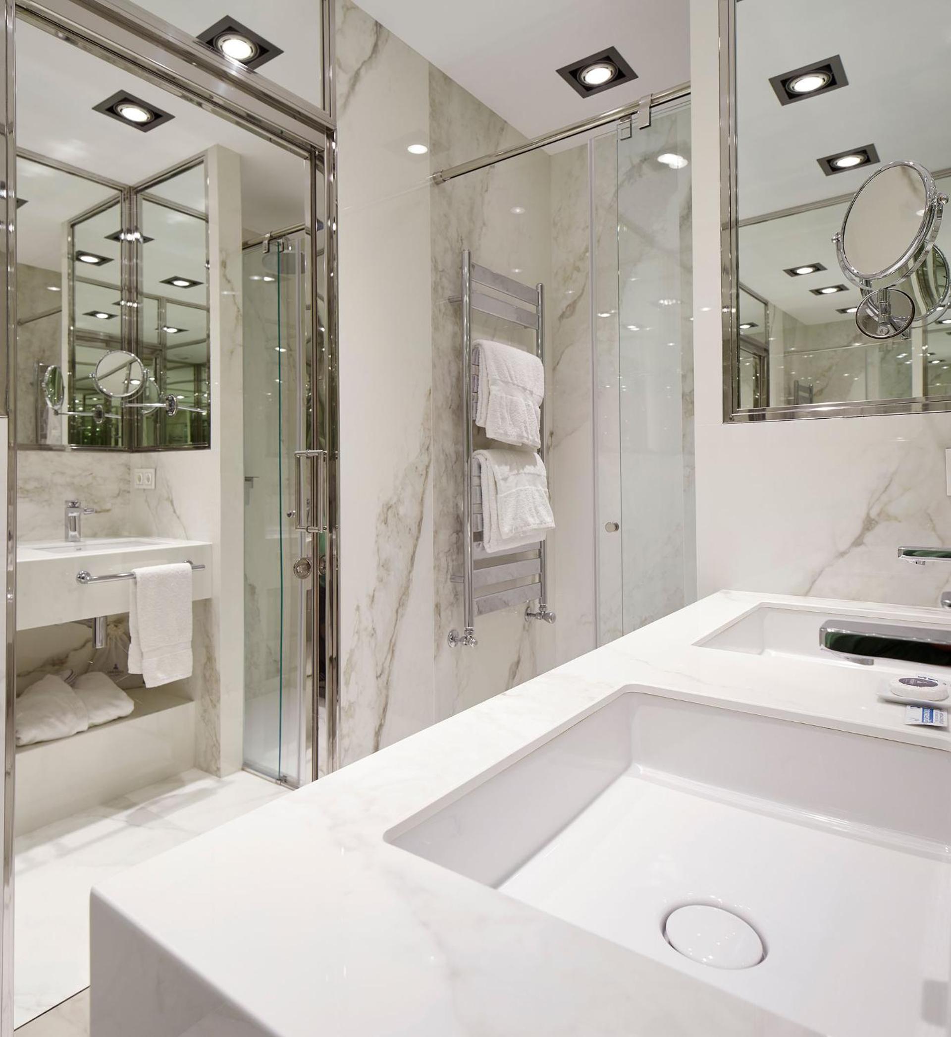 Classic Double or Twin Room with City View - Photo 5