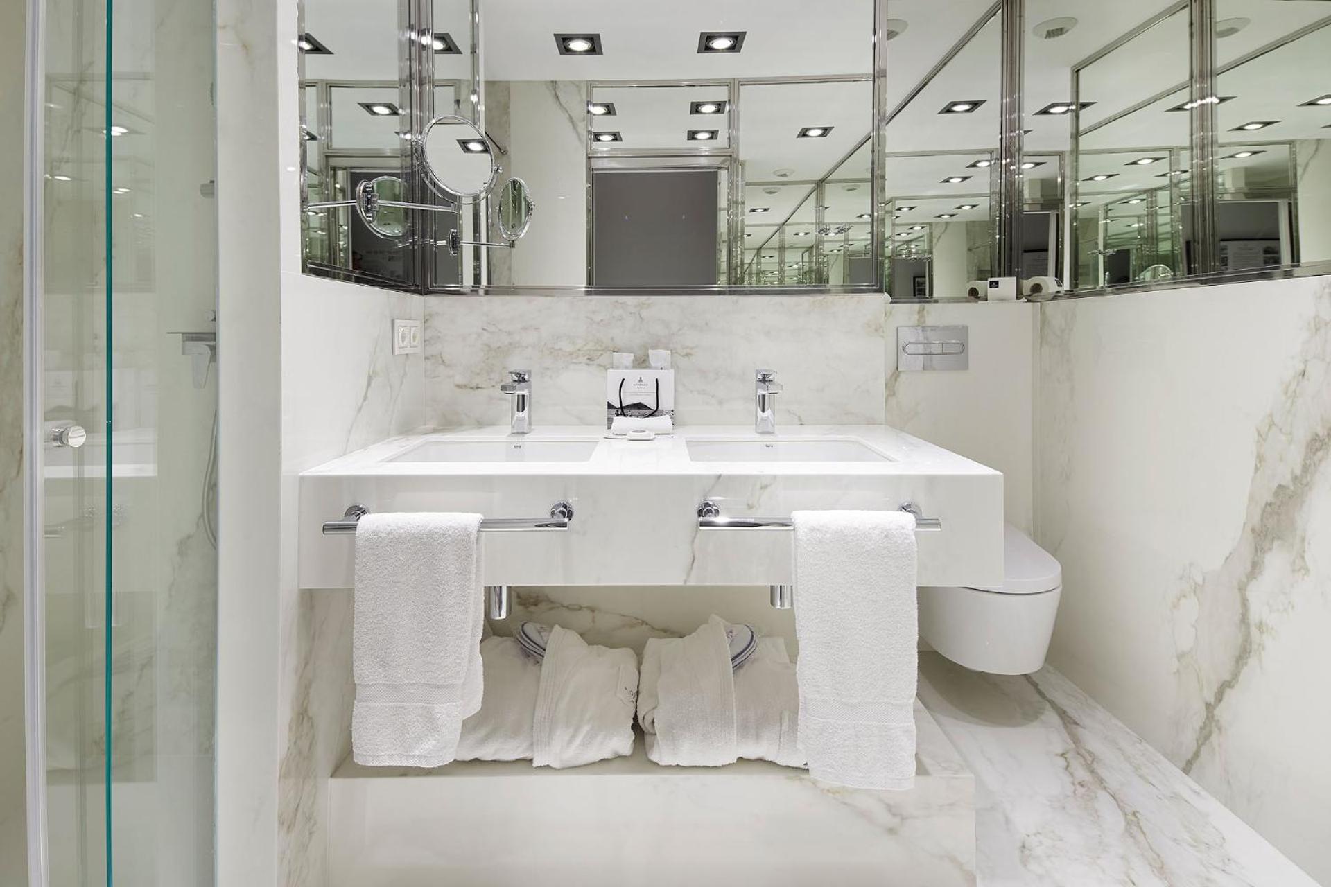 Classic Double or Twin Room with City View - Photo 4