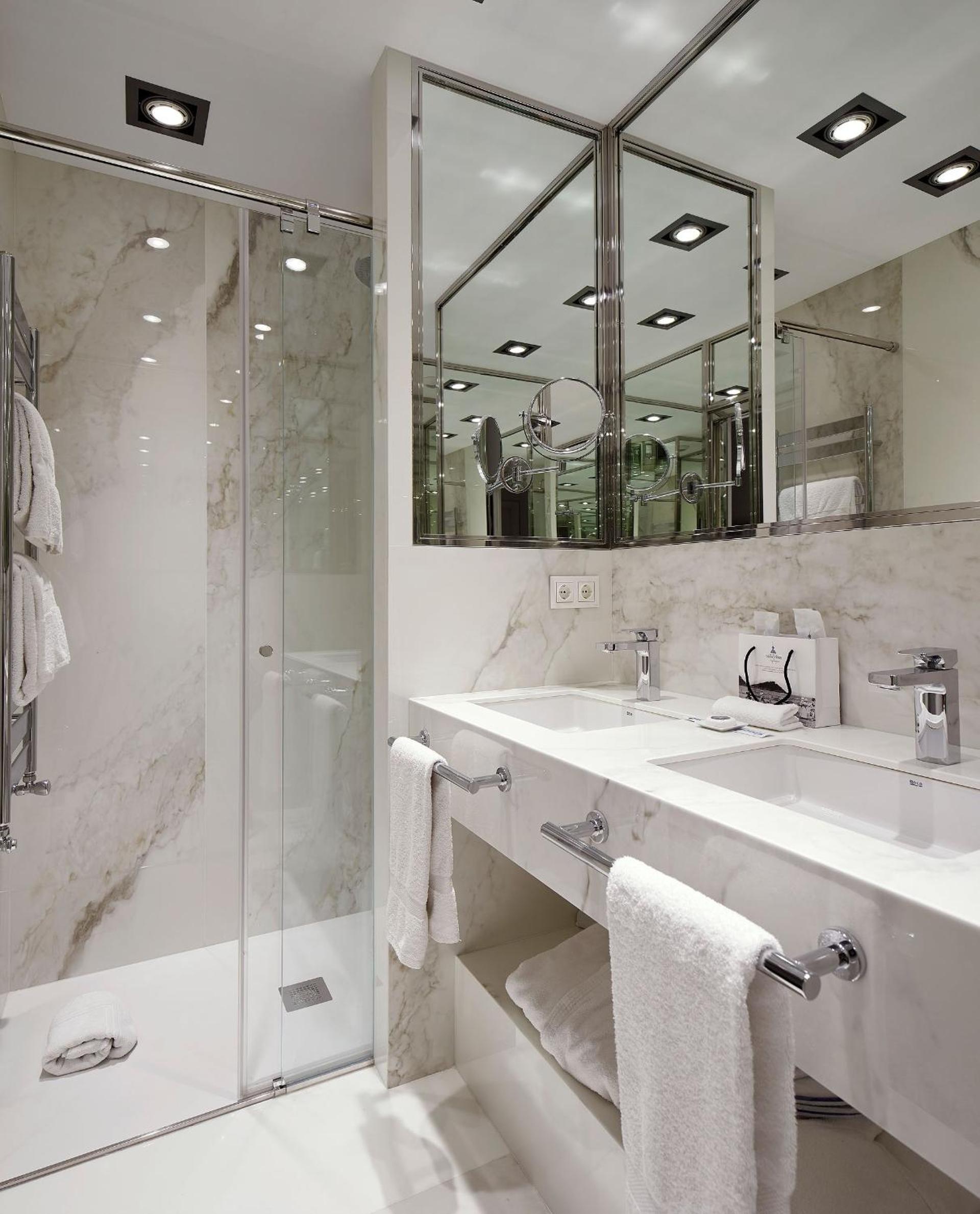 Classic Double or Twin Room with City View - Photo 6