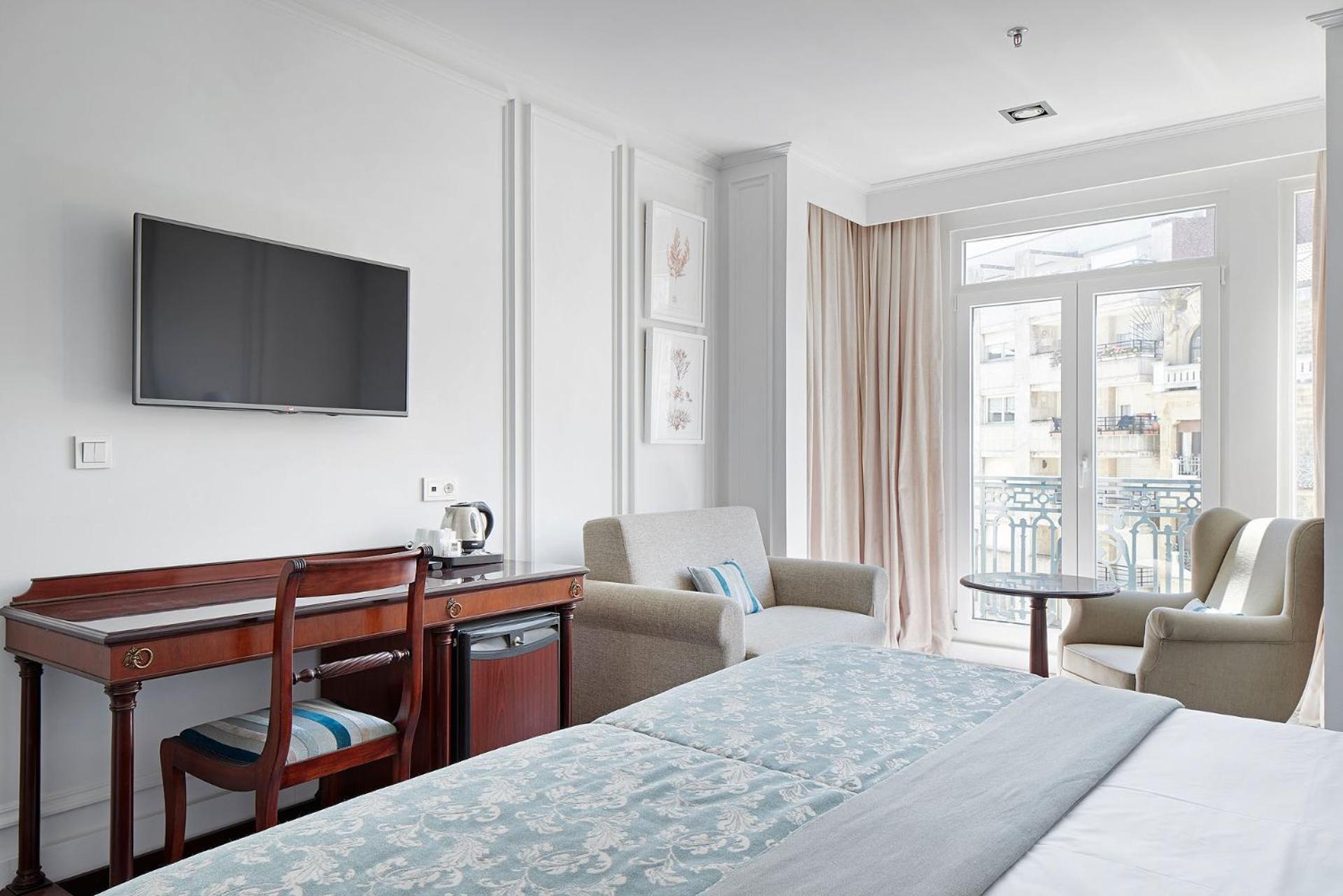 Classic Double or Twin Room with City View - Photo 7