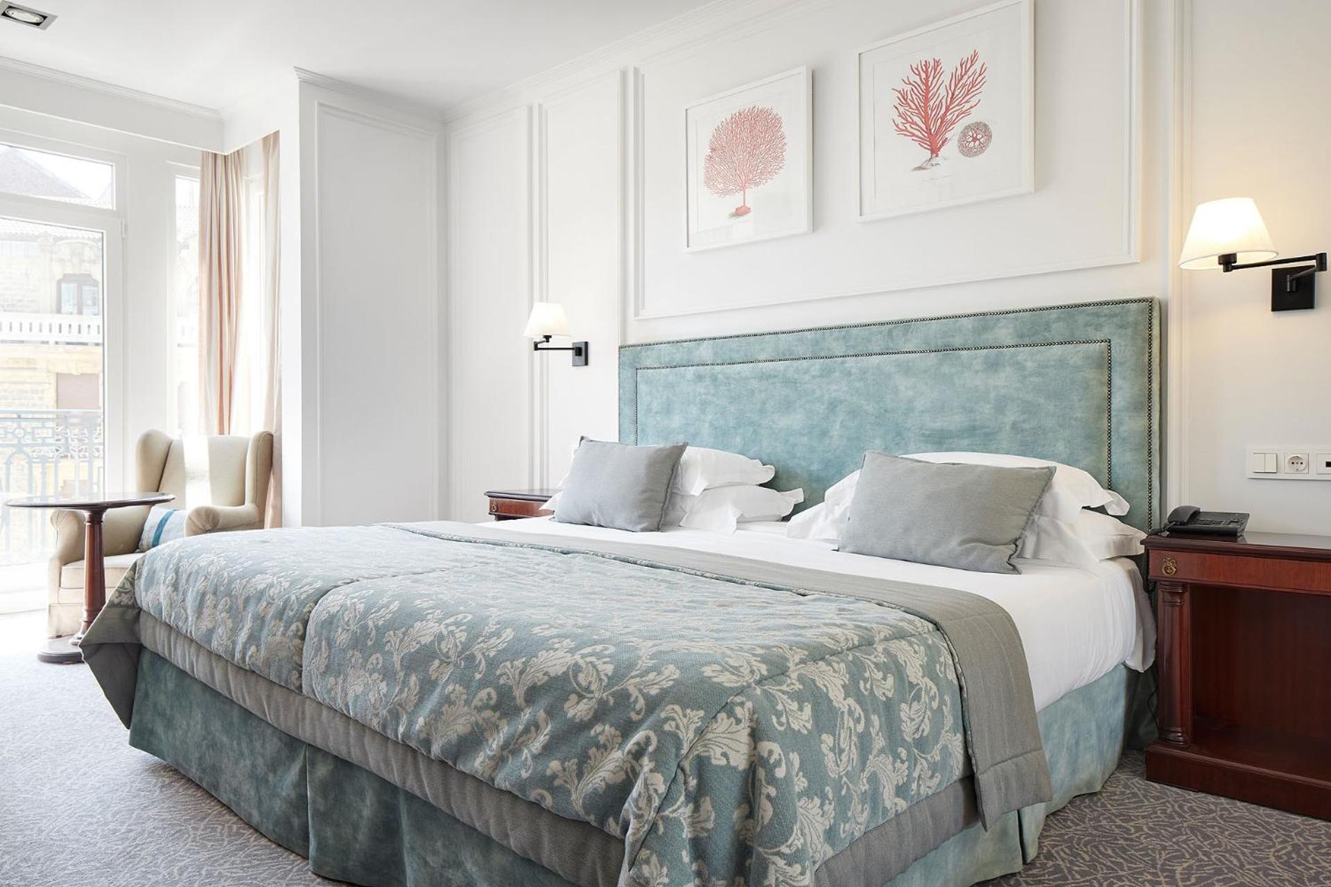 Classic Double or Twin Room with City View - Photo 8