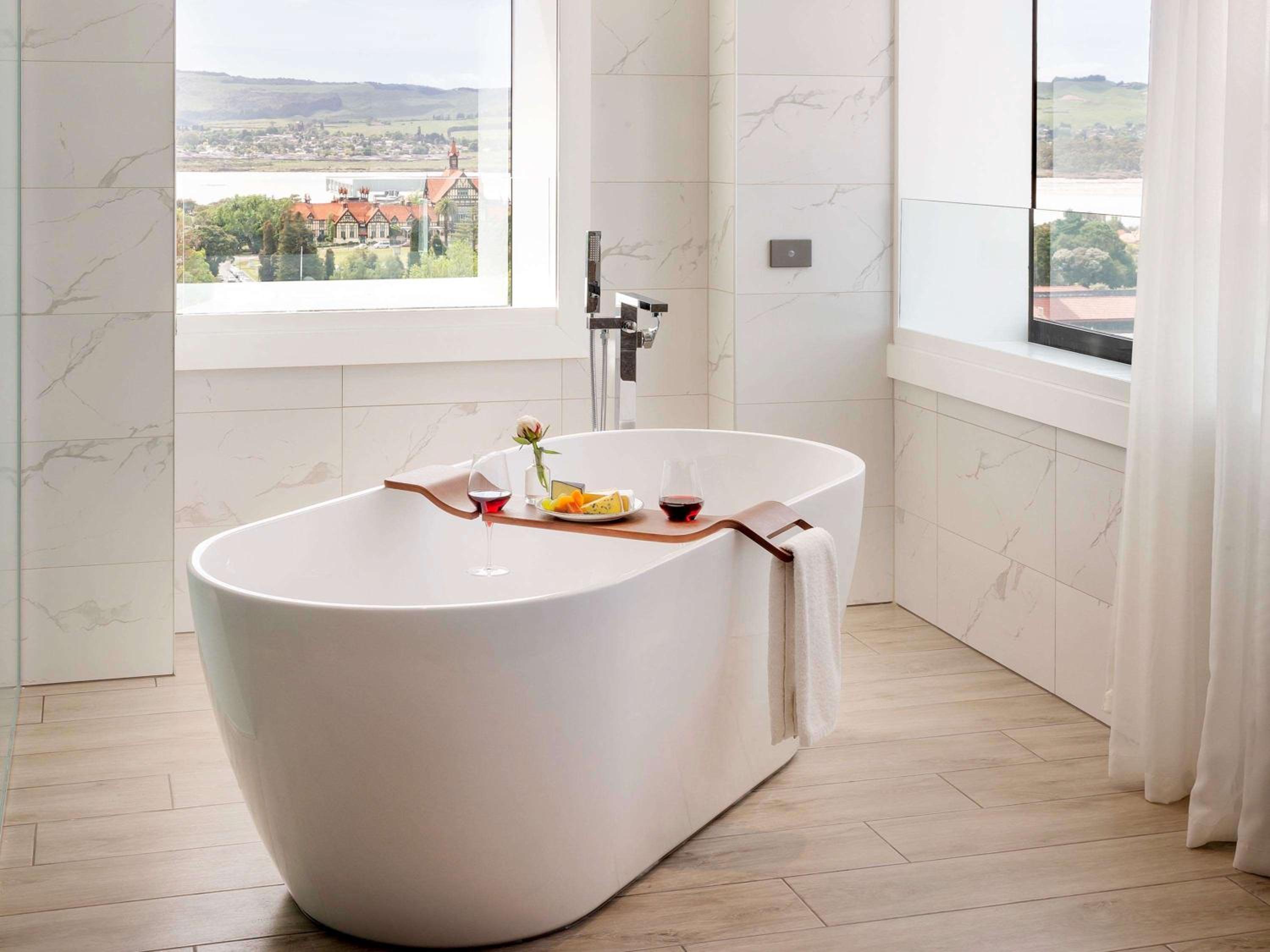 Executive King Suite with Lake View - Photo 5
