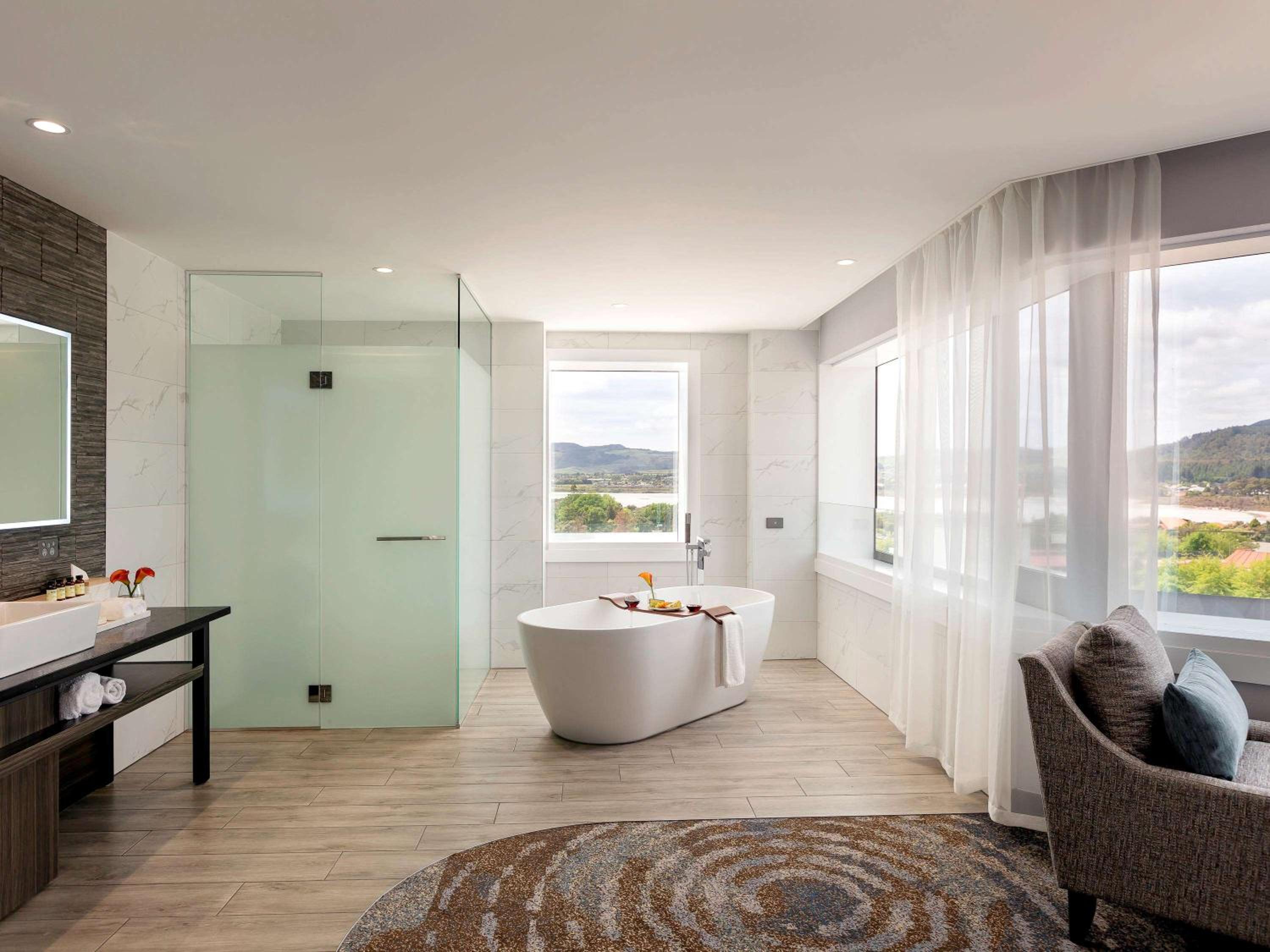 Executive King Suite with Lake View - Photo 4