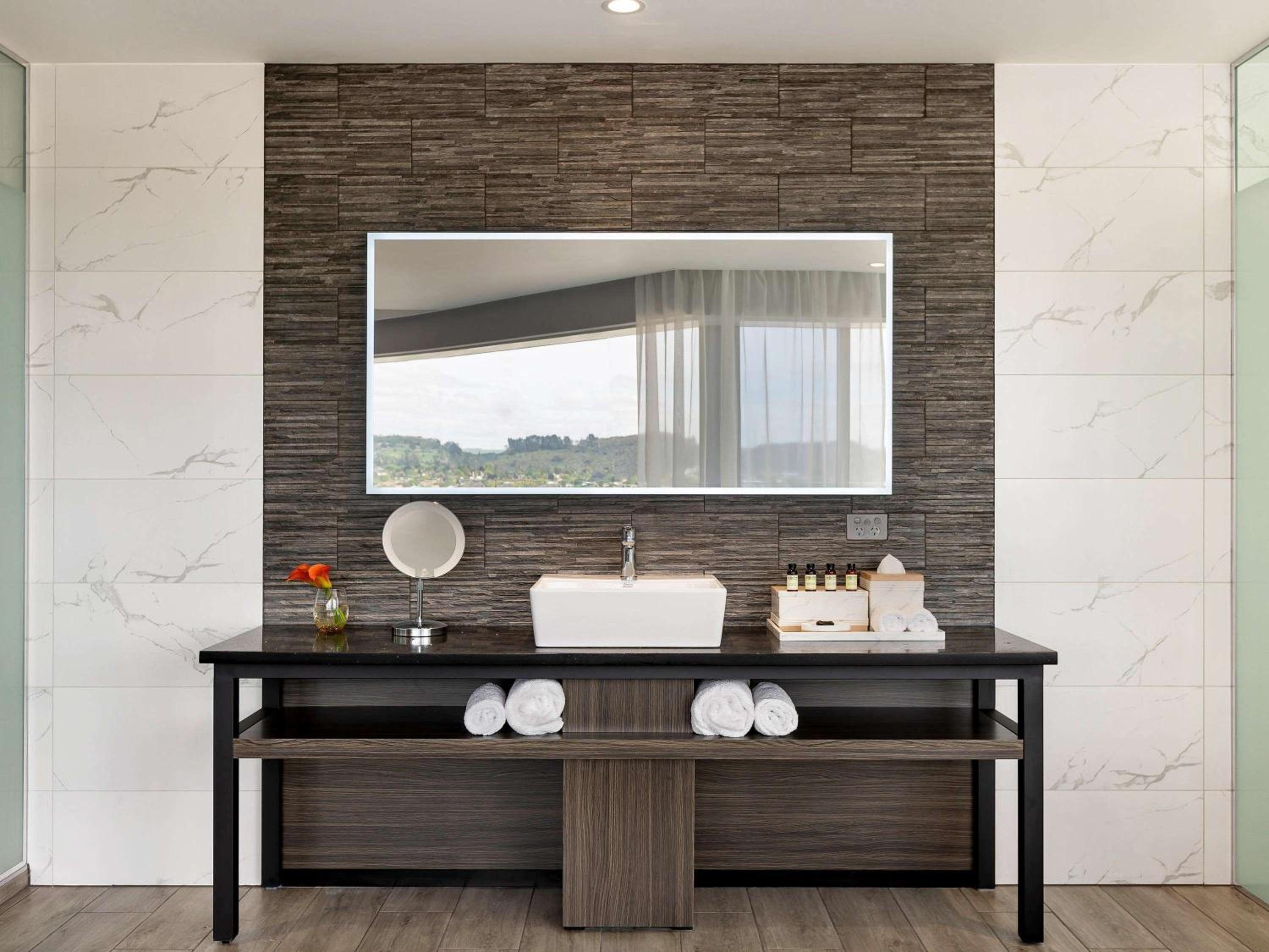 Executive King Suite with Lake View - Photo 3