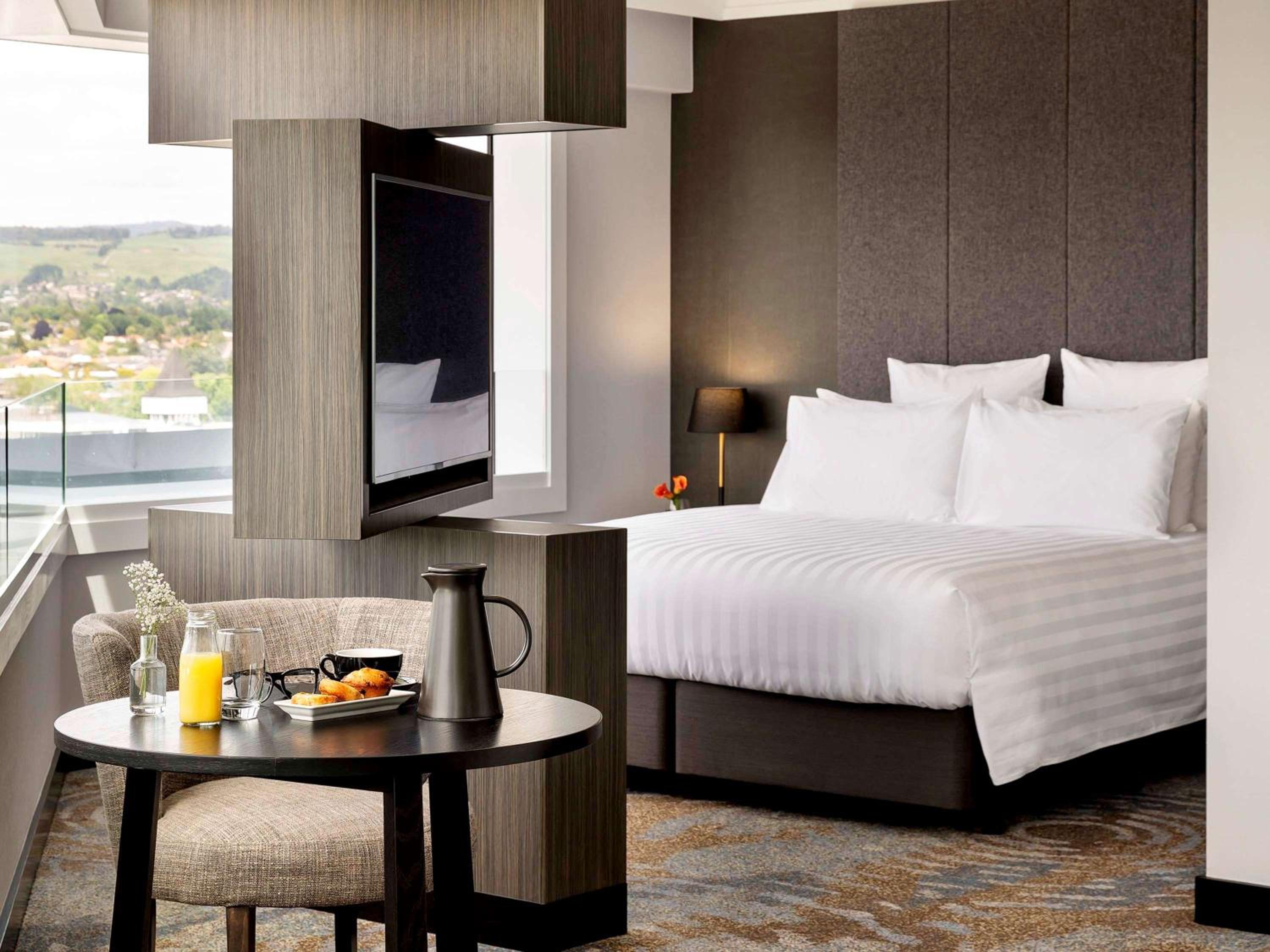 Deluxe Executive King Room with Lake View - Photo 1