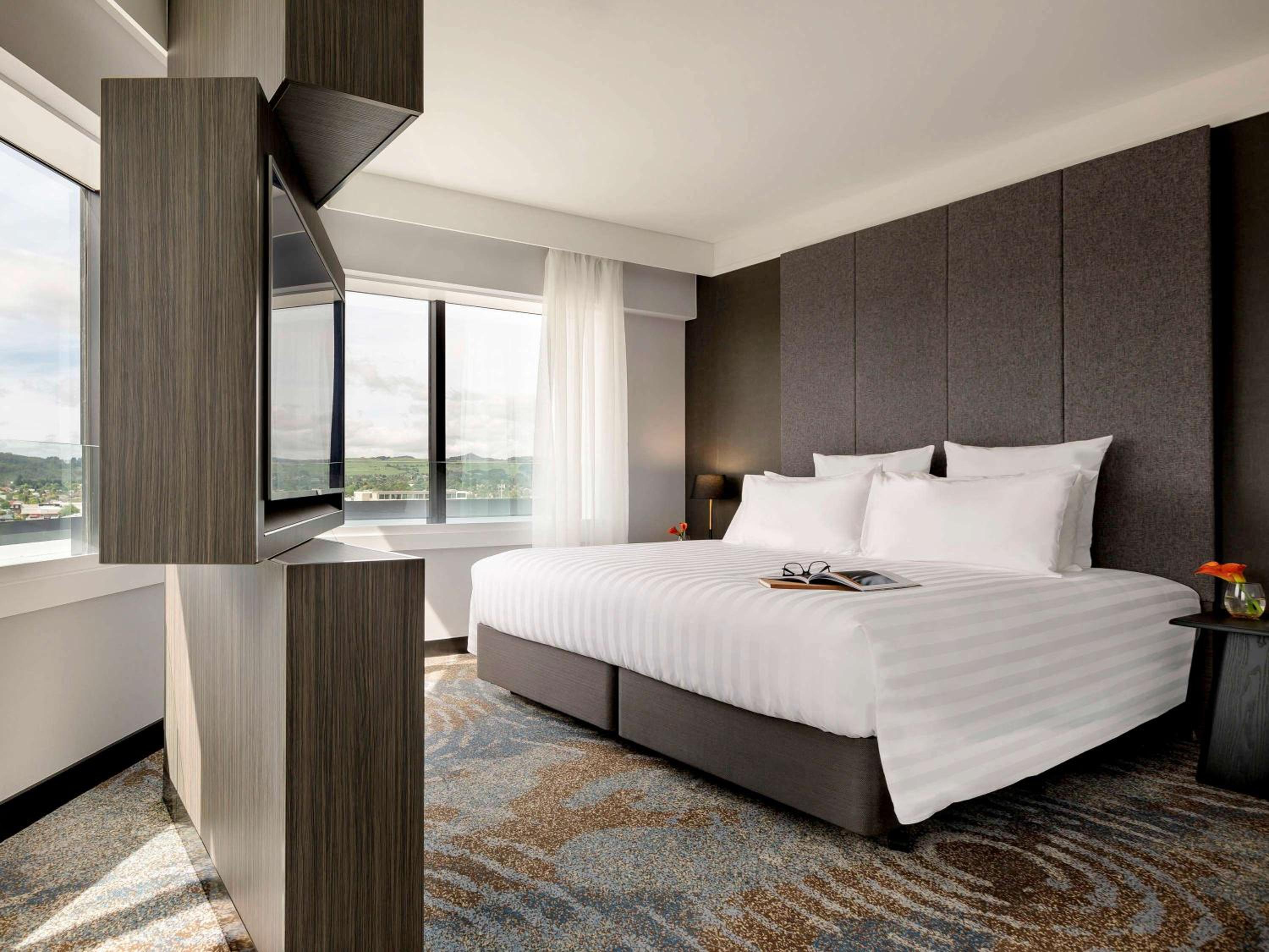 Deluxe Executive King Room with Lake View - Photo 2