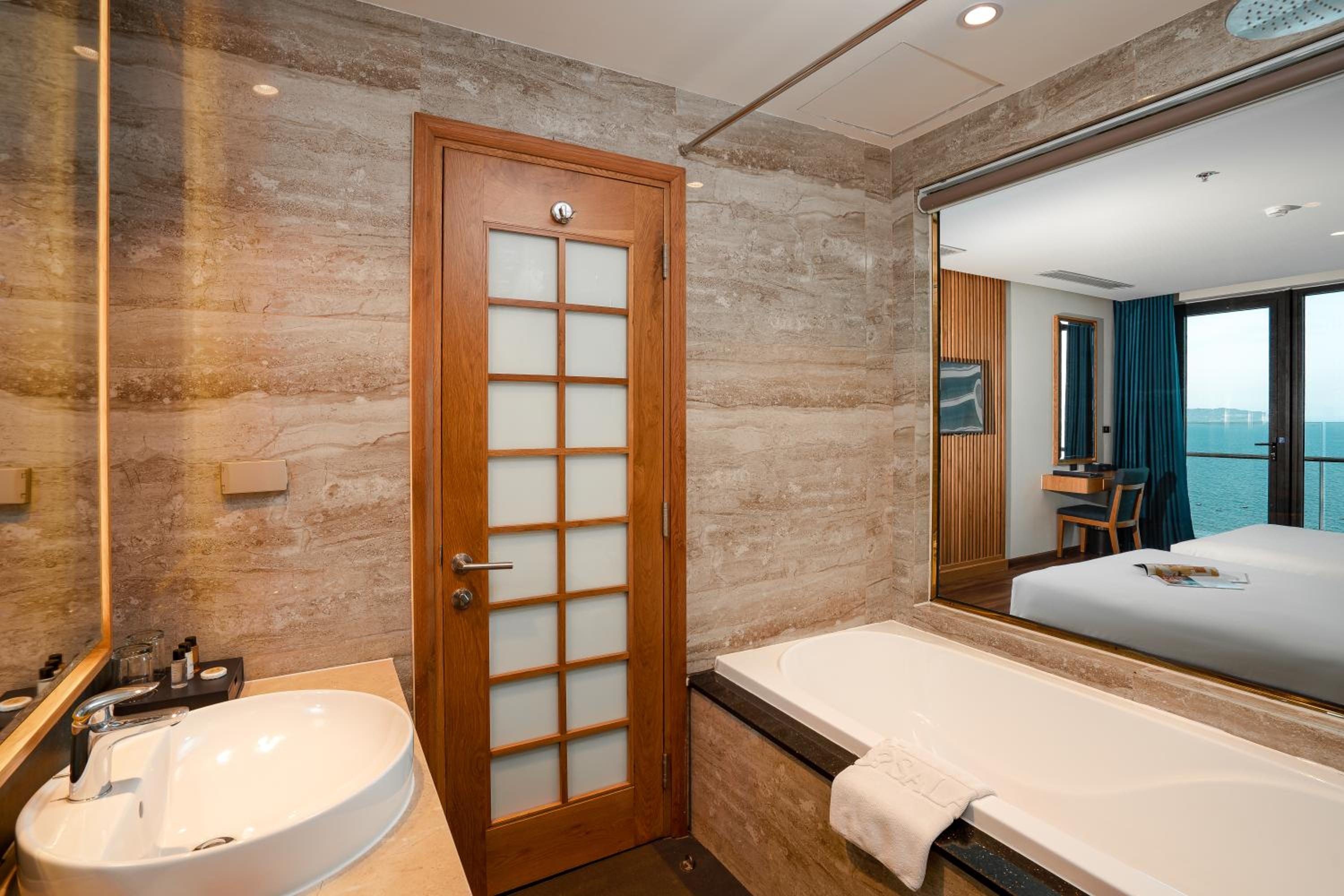 Special Offer - Deluxe Twin Room with Balcony and Sea View - Photo 9