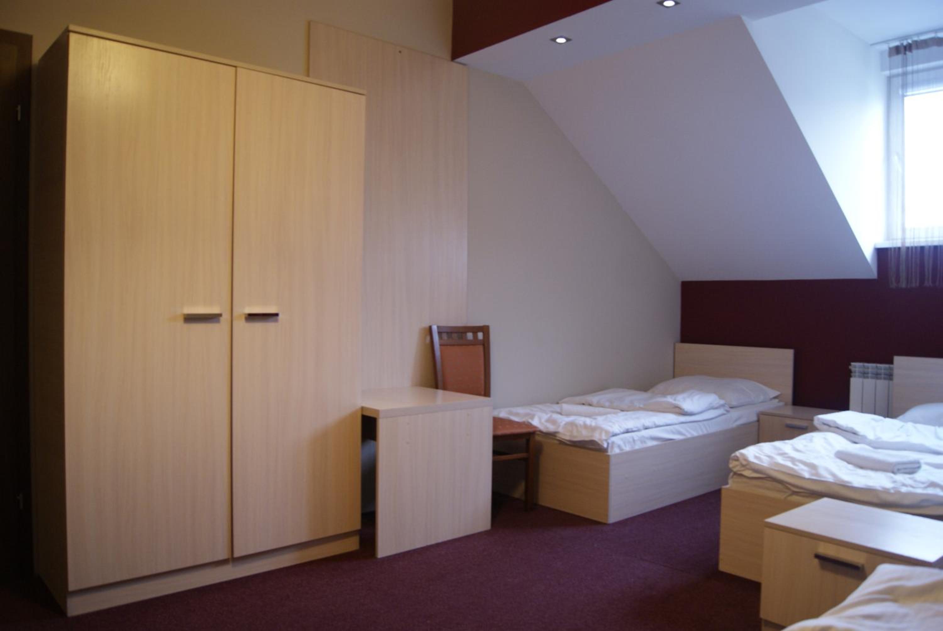 Large Twin Room - Photo 5