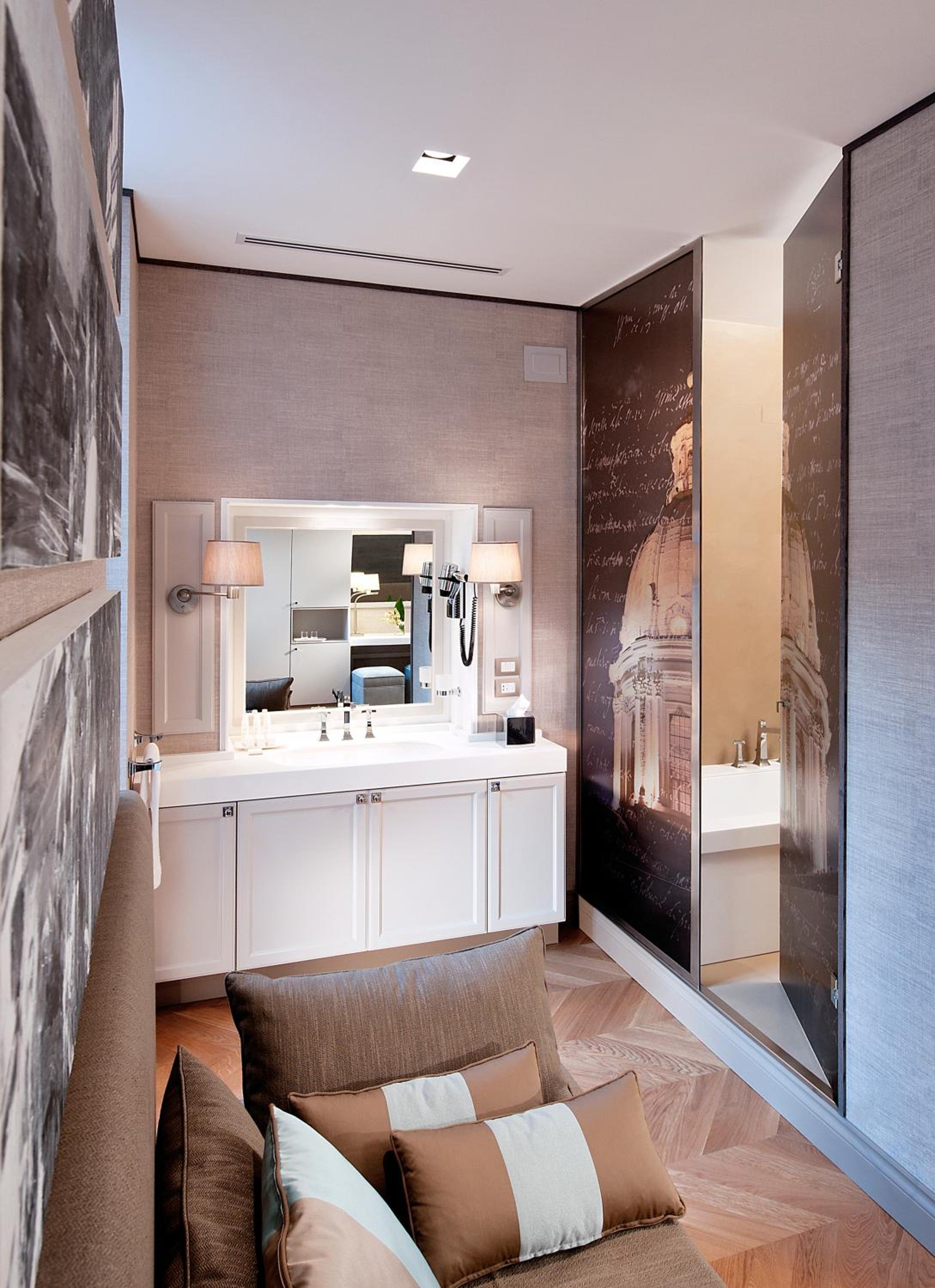 Deluxe Suite with Spa Bath photo 2