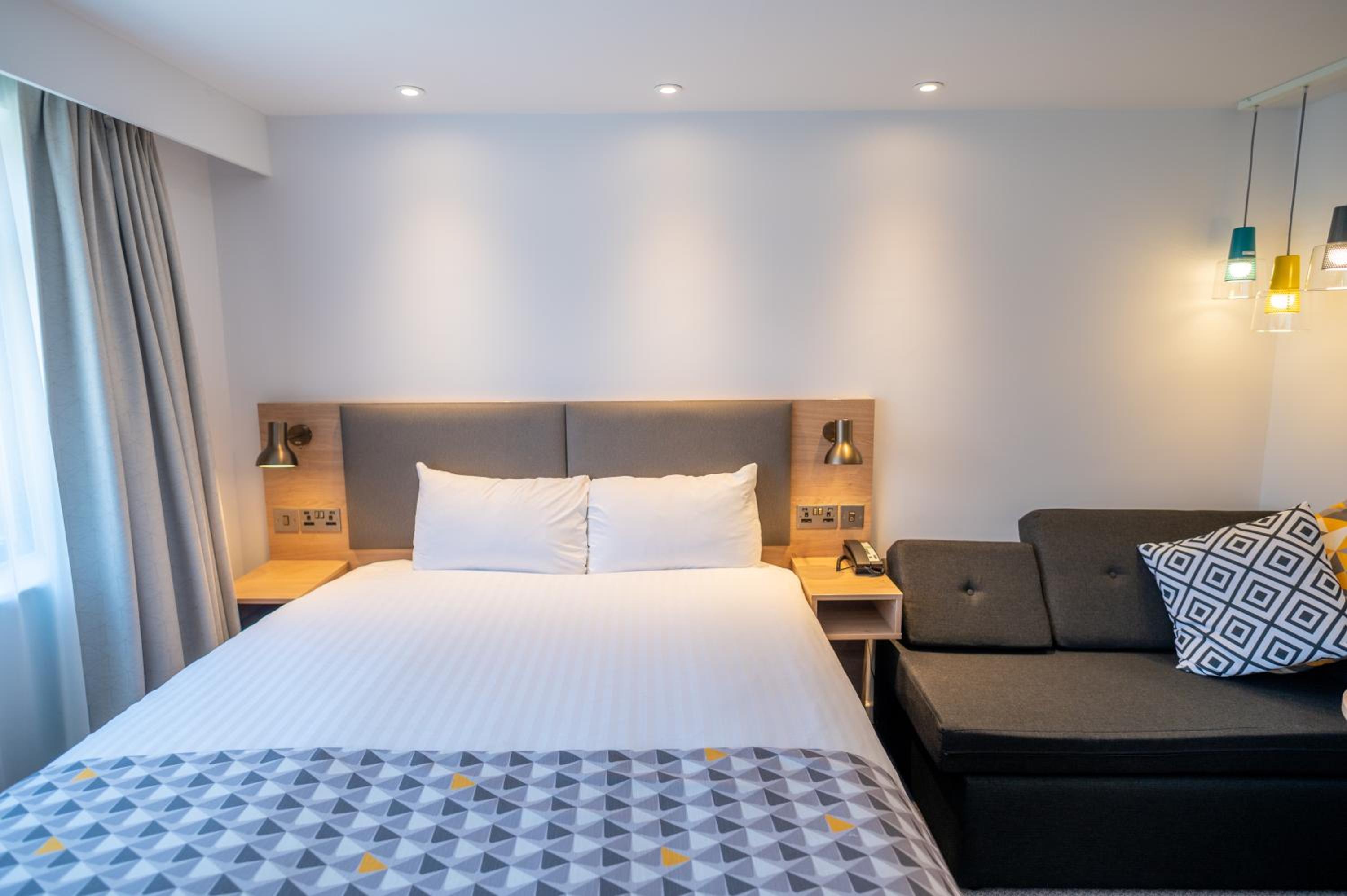 Standard Queen Room with Sofa Bed - Photo 7